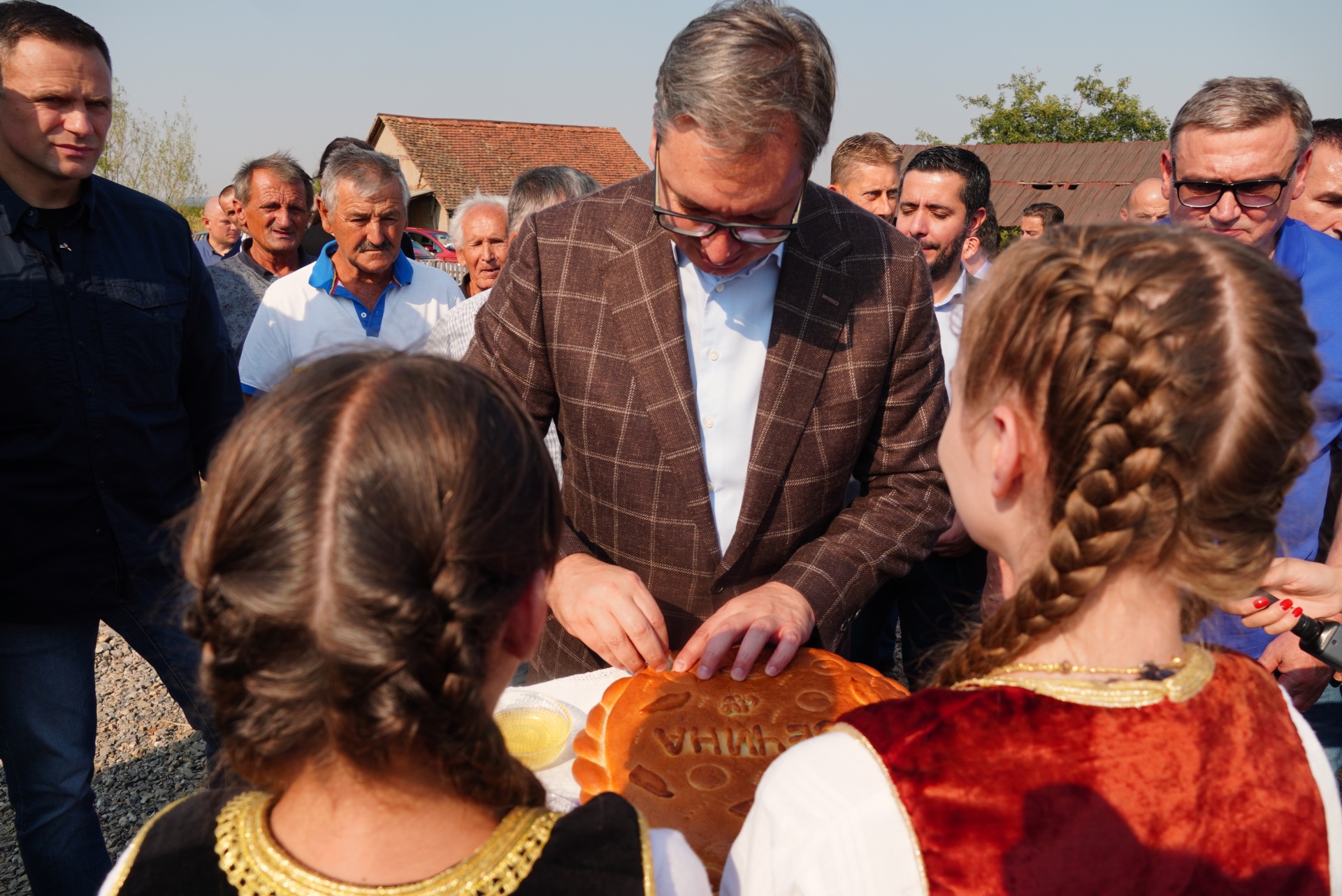 Председник Вучић присуствовао је прослави у селу Горње Црниљево, које је организовано у домаћинству Слободана Јеротића поводом асфалтирања пута.