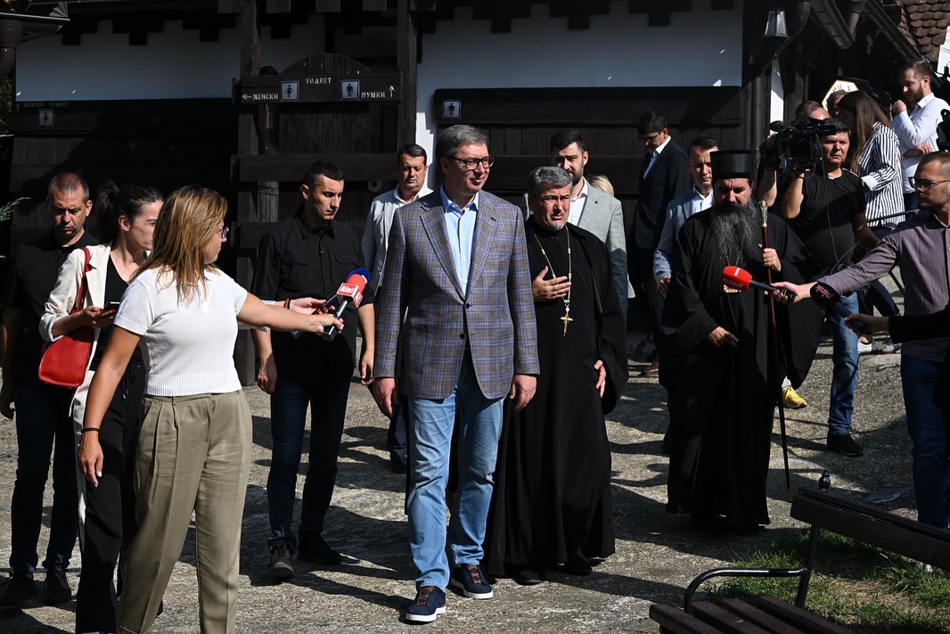 Председник Републике Србије Александар Вучић посетио је комплекс цркве Успења Пресвете Богородице у Крупњу где је разговарао са свештенством као и музејски комплекс.