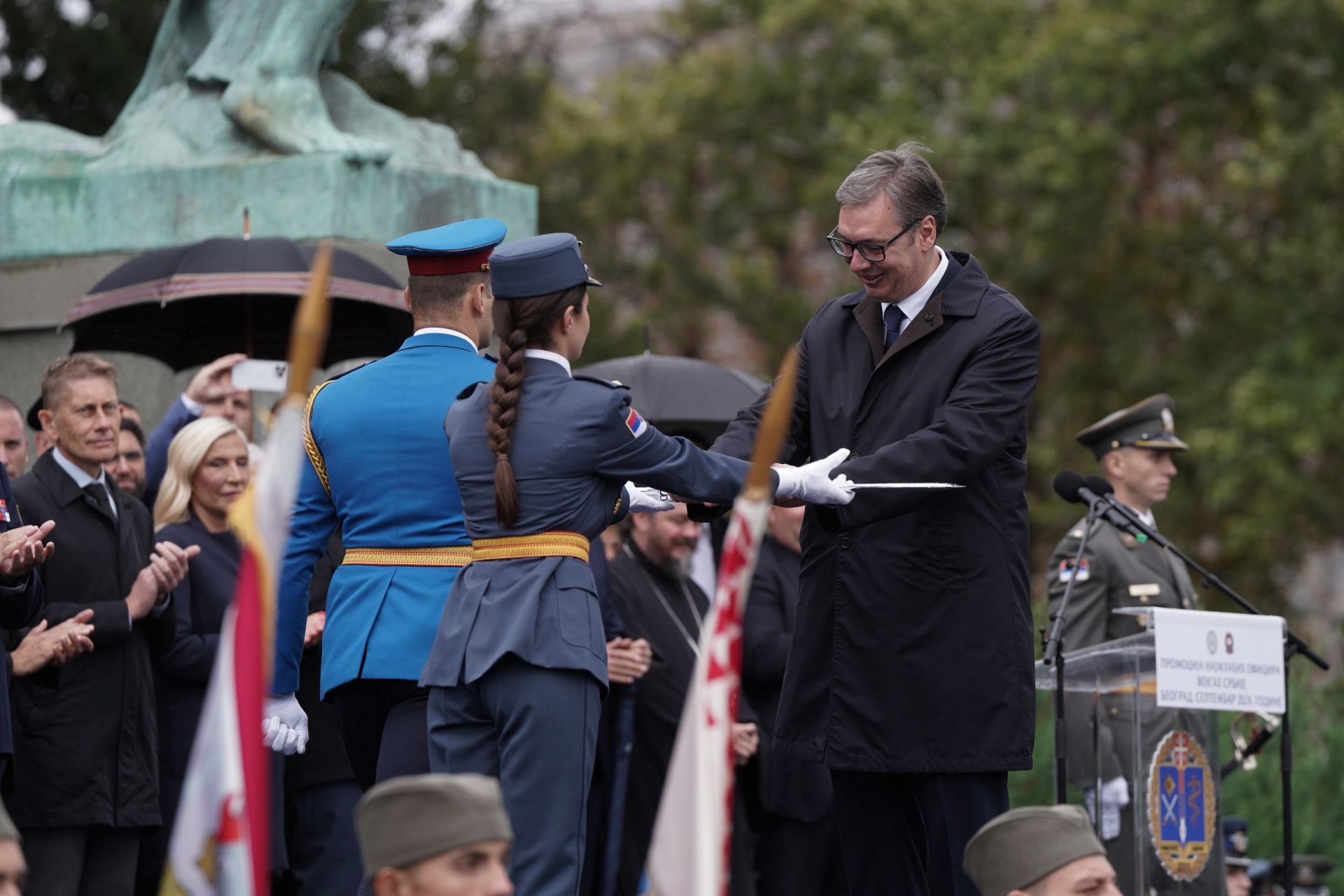 Председник Републике Србије и врховни командант Војске Србије Александар Вучић поручио је, на свечаности поводом промоције најмлађих официра Војске Србије, да пред нама није лак период, као и да они од данас постају неко ко ће увек бити у првим редовима за одбрану наше отаџбине и да увек морају да буду уз свој народ.