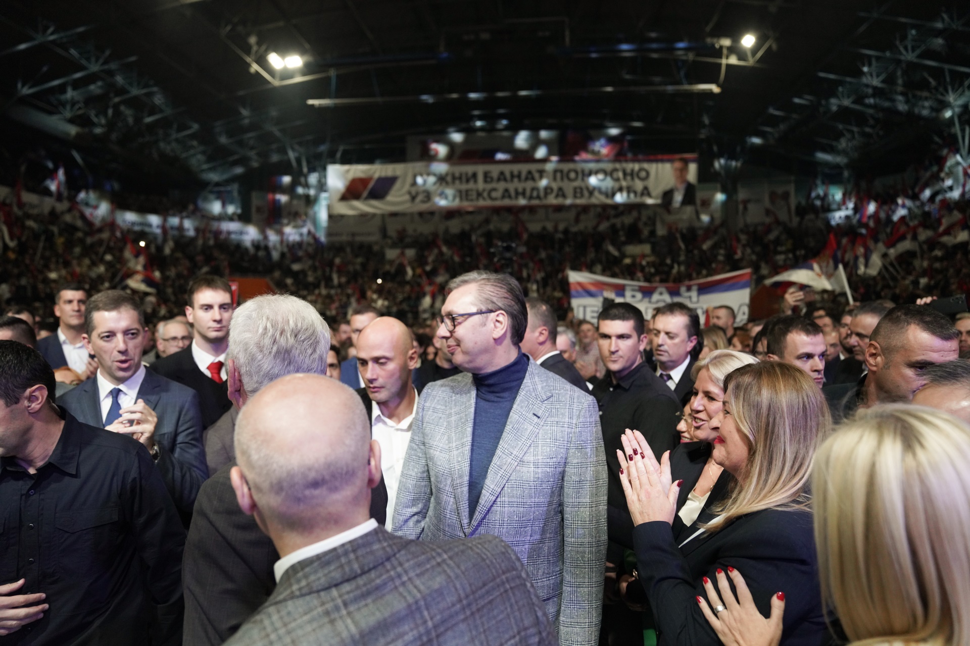 Председник Републике Србије и члан Српске напредне странке Александар Вучић изјавио је вечерас на скупу у Вршцу где се обележава 16 година од оснивања странке да је тада Србија почела да се буди и да је постојала огромна нада и огромна жеља људи за променама.