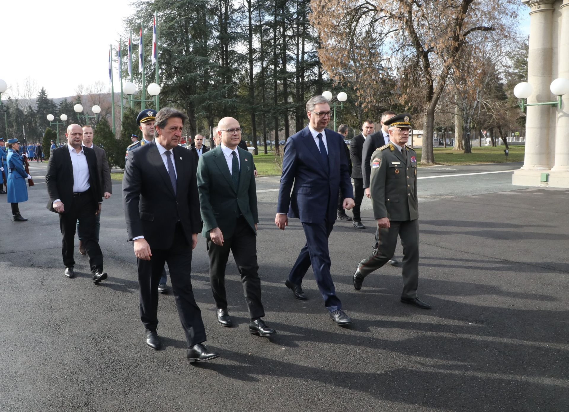 Председник Републике Србије Александар Вучић присуствовао је, у Београду, редовној годишњој анализи стања и оперативних и функционалних способности Војске Србије и том приликом истакао да је војска стуб наше безбедности.