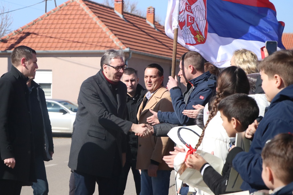 Кренули смо у борбу против фалсификата меда, изјавио је председник Републике Србије Александар Вучић приликом посете Кући меда породице Милошевић у селу Дрмно код Костолца и подсетио да је борбу против фалсификовања меда најавио током недавне посете пчелару из Новог Кнежевца.