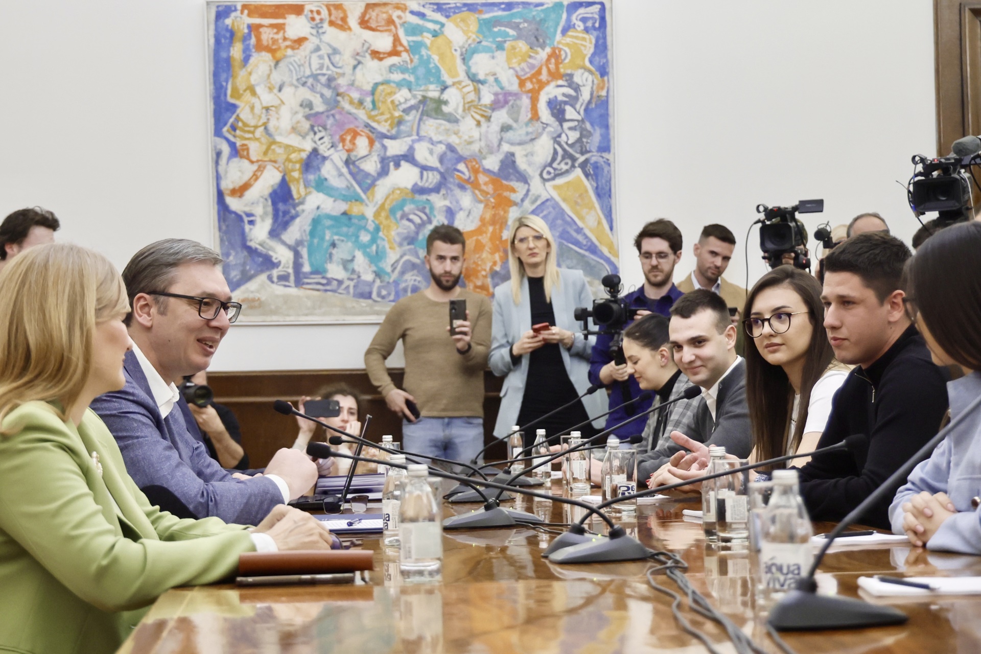 Председник Републике Србије Александар Вучић примио је данас шесточлану делегацију студената који желе да уче, на њихов захтев, и истакао да држава нажалост није у стању да им испуни основни захтев - да уче јер постоји перманентно ометање наставе и извинио им се због тога.