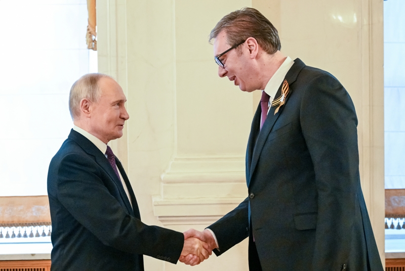 Председник Србије Александар Вучић изјавио је у Москви да је током вечере коју је приредио руски председник Владимир Путин имао много срдачних сусрета са лидерима са којима нема прилику често да разговара и истакао да га сутра очекују најважнији састанци са руским председником, али и са кинеским председником Си Ђинпингом.