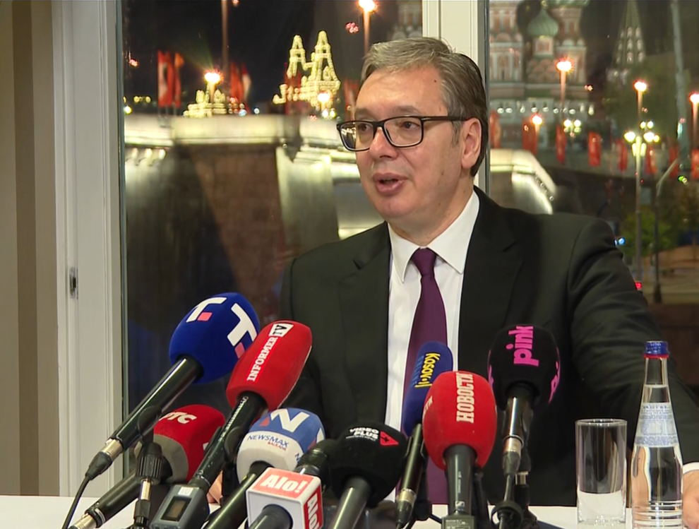 Председник Србије Александар Вучић изјавио је у Москви да је током вечере коју је приредио руски председник Владимир Путин имао много срдачних сусрета са лидерима са којима нема прилику често да разговара и истакао да га сутра очекују најважнији састанци са руским председником, али и са кинеским председником Си Ђинпингом.
