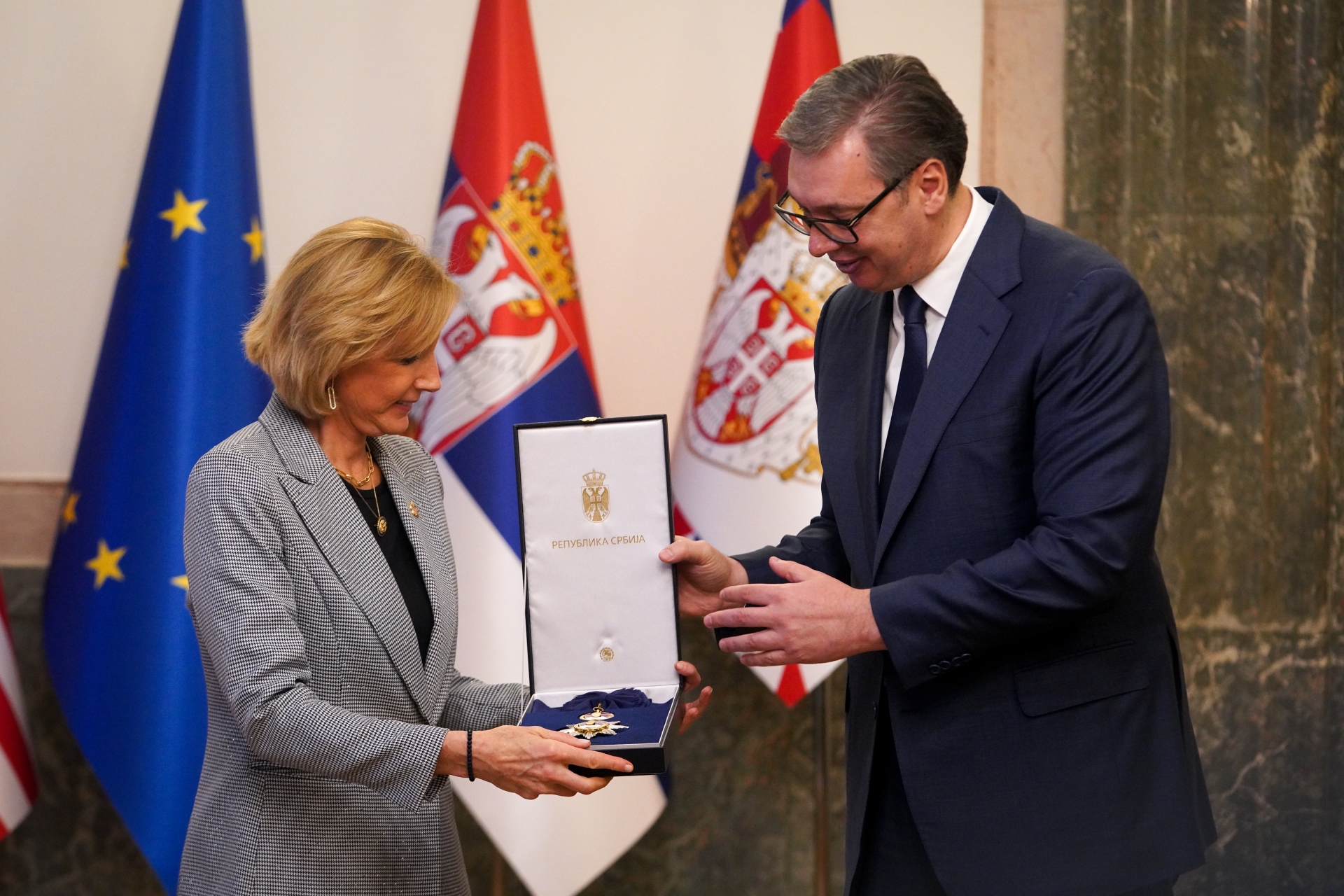Председник Републике Србије Александар Вучић изјавио је данас, после састанка са копредседавајућом српском кокусу у Представничком дому Конгреса САД Клаудијом Тени, да развој добрих односа са Сједињеним Државама представља један од спољнополитичких приоритета Србије.