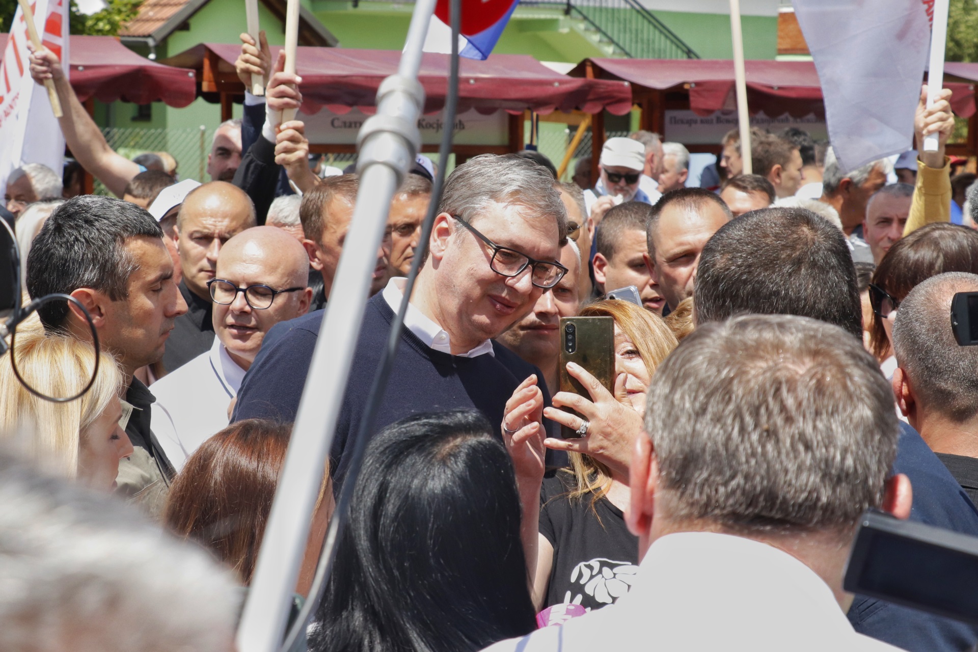 Председник Србије Александар Вучић изјавио је данас да се у овом тренутку реконструише 96 километара путева у општини Косјерић, као и да ће се у наредном периоду одмах кренути са реконструкцијом пута Косјерић-Варда од 17 километара.
