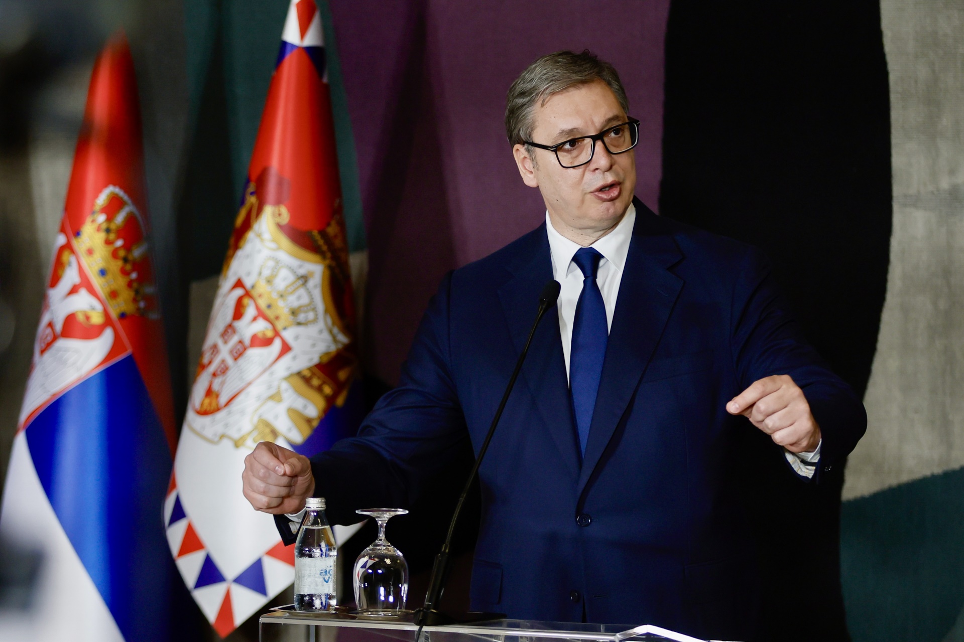 Председник Србије Александар Вучић изјавио је да се народна посланица Народног покрета Србије - Ивана Роквић у суботу скандалозно понашала када је ножем испред Скупштине Србије цепала транспарент студената који хоће да уче и, како је рекао, витлала њиме пред младим људима.