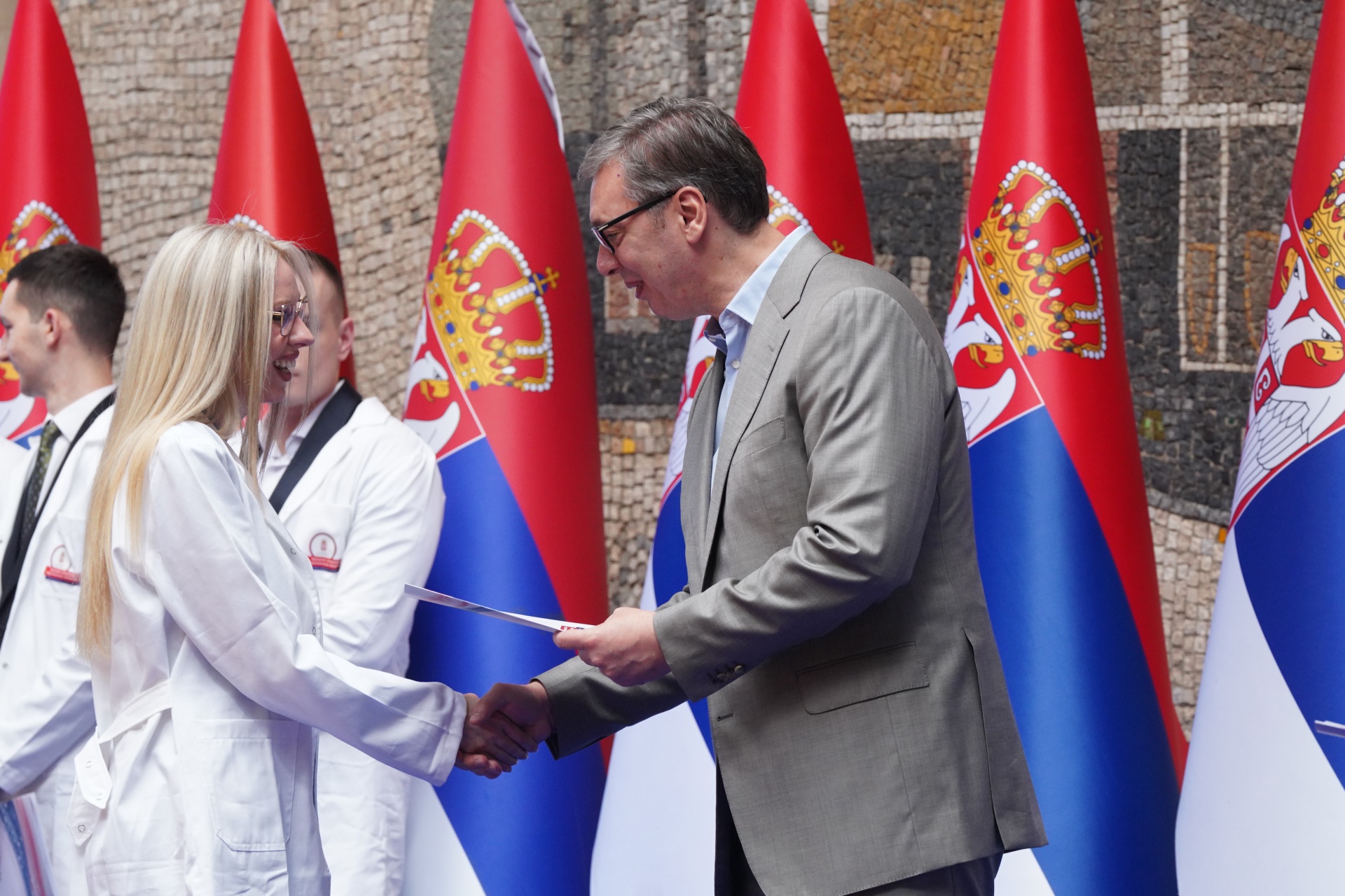 Председник Републике Србије Александар Вучић изјавио је данас да ће се наставити са запошљавањем најбољих дипломаца медицинских факултета и школа, али и да ће се наставити са враћањем лекара из иностранств