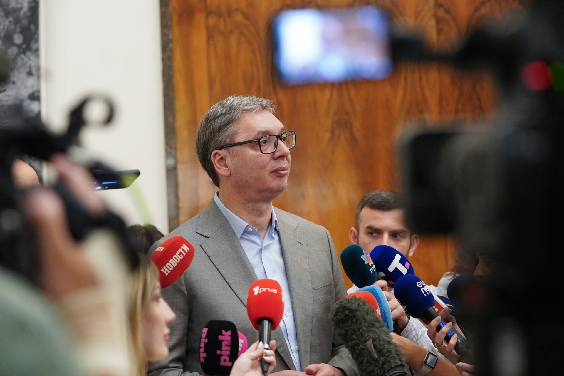 Председник Вучић изјавио је данас да би било добро да тужилаштво крене да ради свој посао и најавио да ће ускоро отићи у Нови Сад који ће, како је додао, ослободити од оних који мрзе Србију и све што је српско.