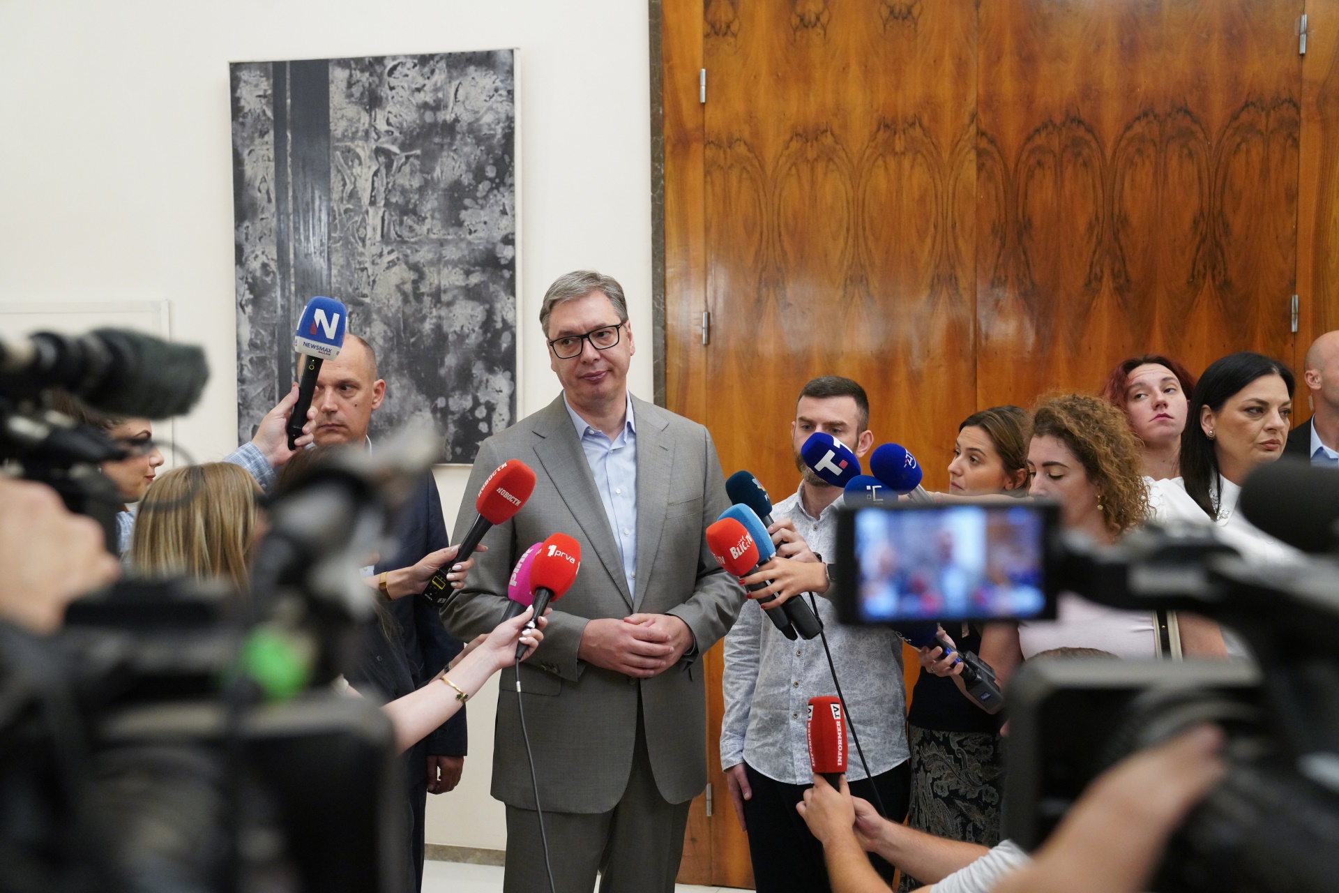 Председник Републике Србије Александар Вучић изјавио је данас да ће се наставити са запошљавањем најбољих дипломаца медицинских факултета и школа, али и да ће се наставити са враћањем лекара из иностранства.