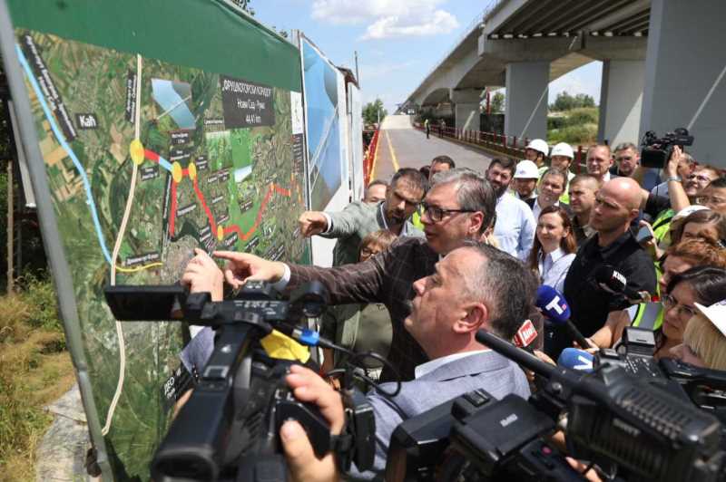 Predsednik Srbije Aleksandar Vucic Srbija ide napred i nece stati