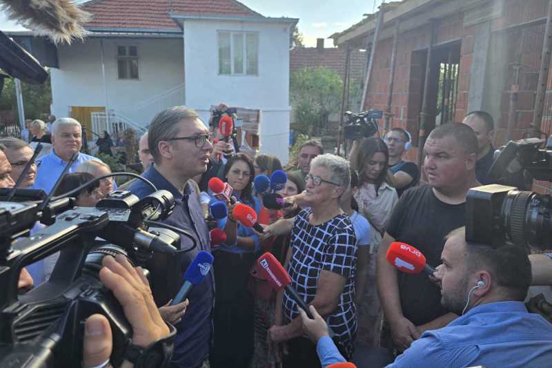 Predsednik Srbije Aleksandar Vucic Drago mi je da vidim osmehe na licima ljudi