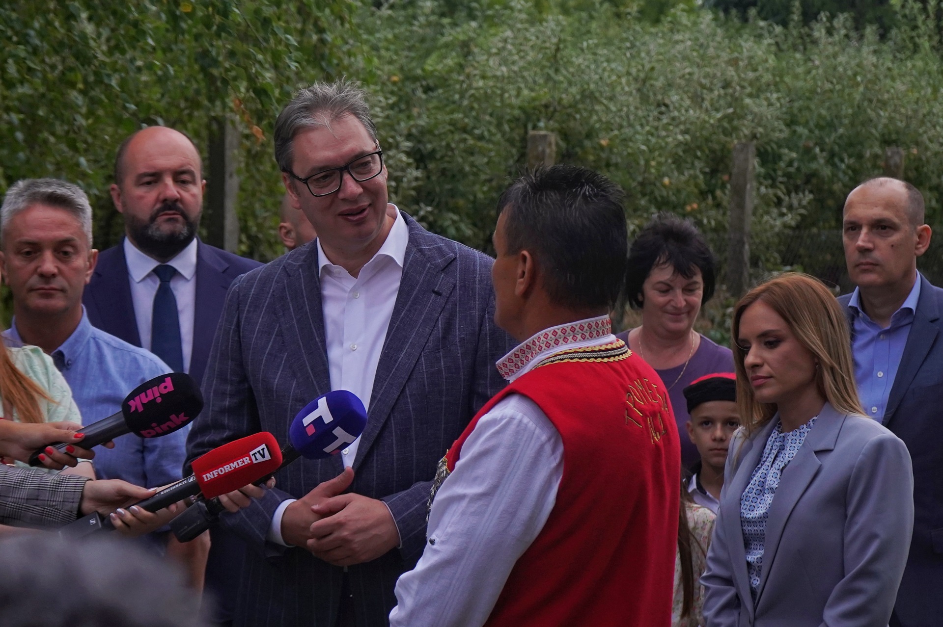 Председник Србије Александар Вучић изјавио је данас, обилазећи породицу Радан на Банстолу, која је у августу 1995. године протерана из села Отон код Книна у хрватској оружаној акцији "Олуја", да је крајишка трагедија огромна, али и да је Србија у крајишким избеглицама добила добре и вредне људе.