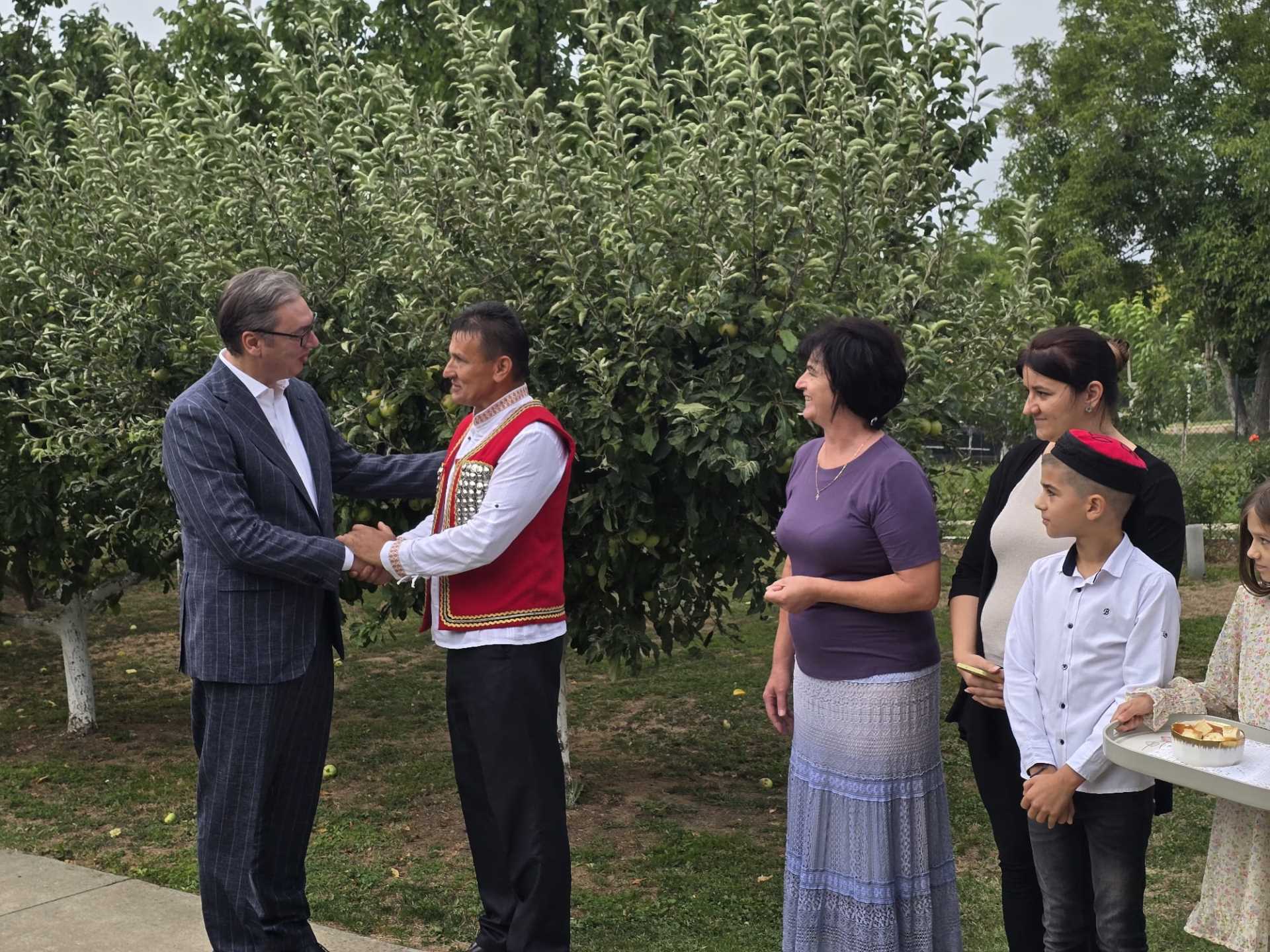 Председник Србије Александар Вучић изјавио је данас, обилазећи породицу Радан на Банстолу, која је у августу 1995. године протерана из села Отон код Книна у хрватској оружаној акцији "Олуја", да је крајишка трагедија огромна, али и да је Србија у крајишким избеглицама добила добре и вредне људе.