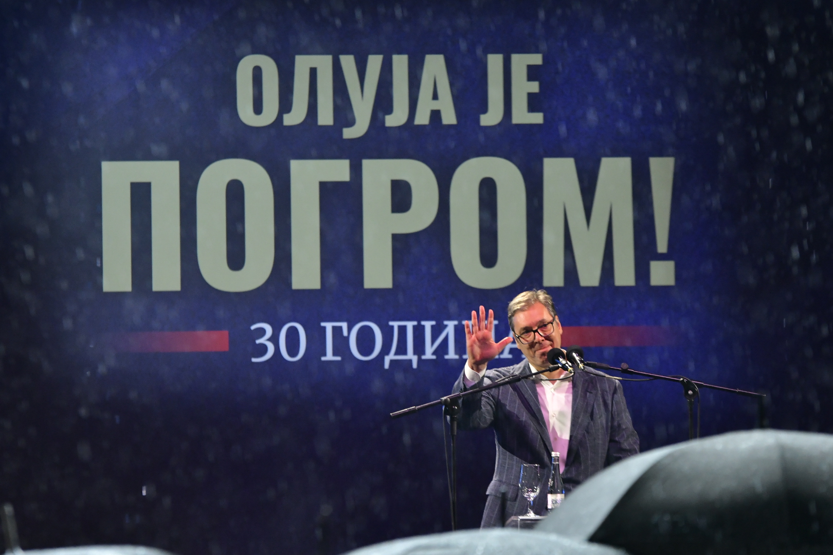 Председник Србије Александар Вучић поручио је вечерас у Сремским Карловцима на обележавању Дана сећања на све страдале и прогнане у оружаној акцији "Олуја" да је огромно крајишко срце и захвалио је Крајишницима што су увек били уз Србију.