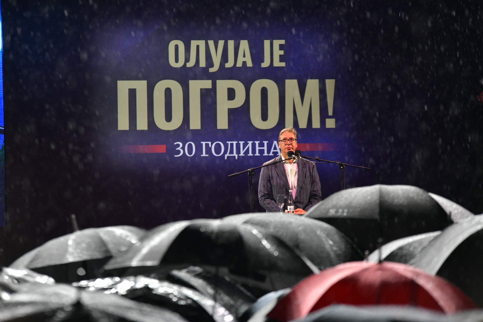 Председник Србије Александар Вучић поручио је вечерас у Сремским Карловцима на обележавању Дана сећања на све страдале и прогнане у оружаној акцији "Олуја" да је огромно крајишко срце и захвалио је Крајишницима што су увек били уз Србију.