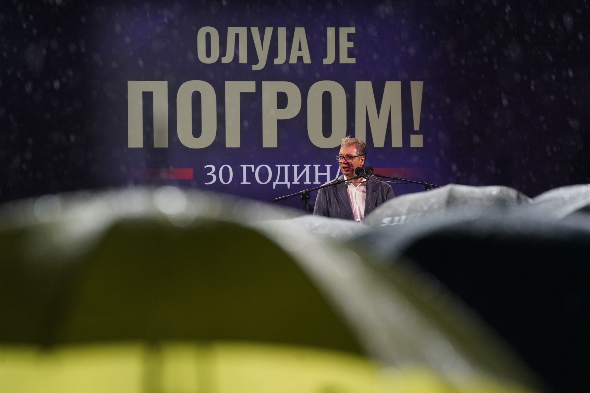 Председник Србије Александар Вучић поручио је вечерас у Сремским Карловцима на обележавању Дана сећања на све страдале и прогнане у оружаној акцији "Олуја" да је огромно крајишко срце и захвалио је Крајишницима што су увек били уз Србију.
