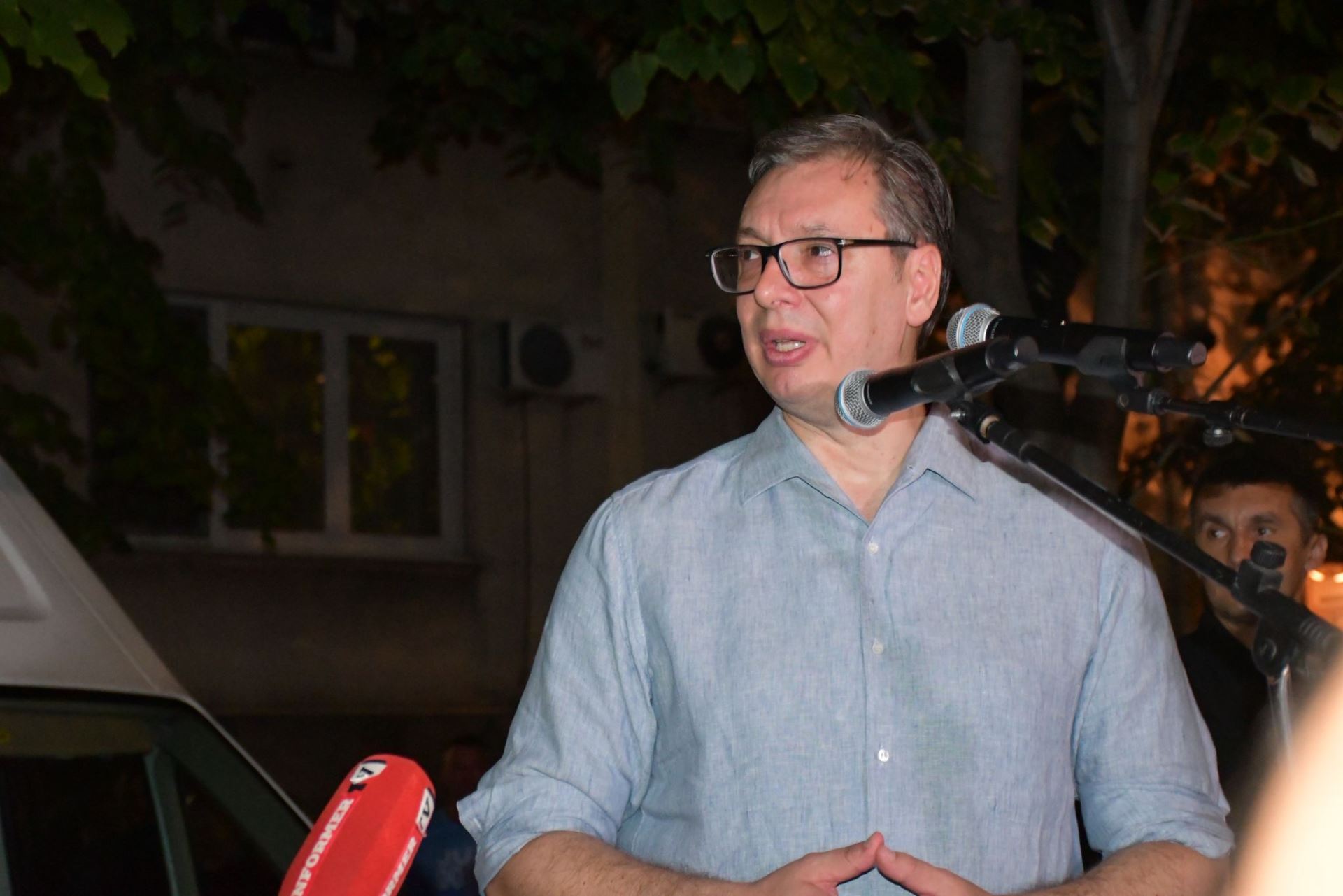 Председник Србије Александар Вучић поручио је вечерас окупљенима испред просторија СНС на Савском венцу у Београду да је важно да сачувају и заштите своје, као и грађански мир.