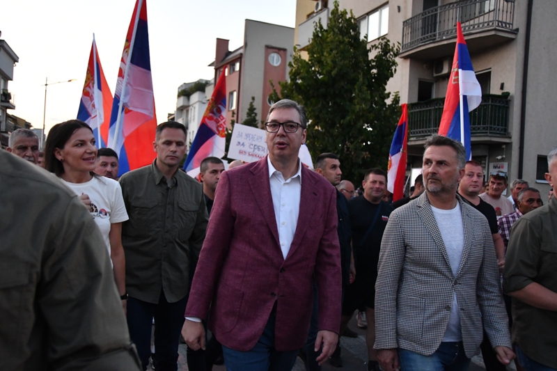 Председник Србије Александар Вучић изјавио је данас у Убу да је, према проценама, у 19 часова на скуповима широм Србије присутно више од 55.000 грађана који су против блокада и истакао да су скупови који позивају на мир најбољи.