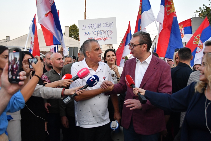 Председник Србије Александар Вучић изјавио је данас у Убу да је, према проценама, у 19 часова на скуповима широм Србије присутно више од 55.000 грађана који су против блокада и истакао да су скупови који позивају на мир најбољи.