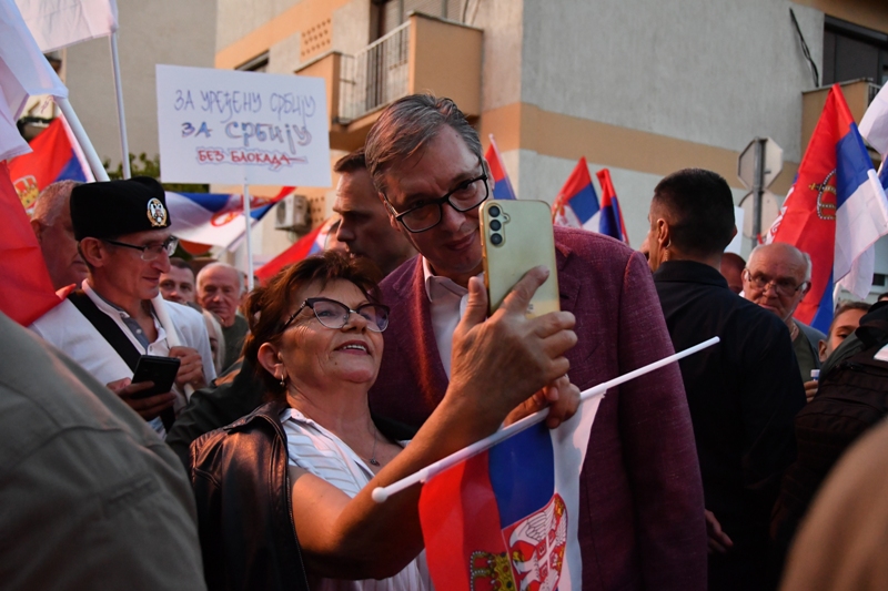 Председник Србије Александар Вучић изјавио је данас у Убу да је, према проценама, у 19 часова на скуповима широм Србије присутно више од 55.000 грађана који су против блокада и истакао да су скупови који позивају на мир најбољи.