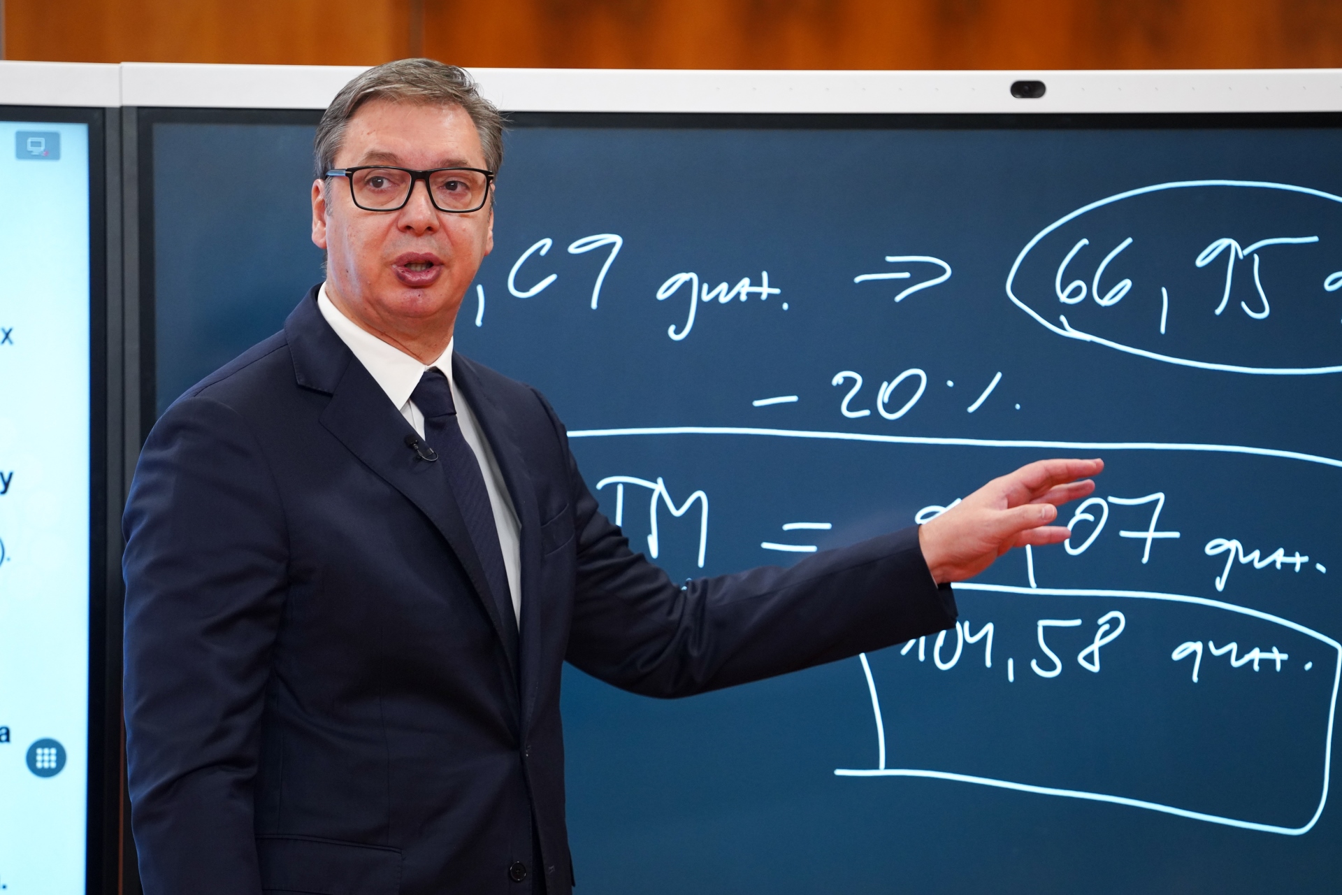 Председник Србије Александар Вучић изјавио је на представљању новог пакета економских мера за значајно побољшање животног стандарда грађана да ће данас представити један део програма, а остало средином септембра и истакао да тиме држава показује бригу према људима.