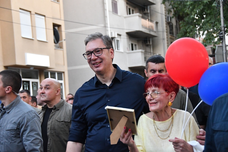Председник Србије Александар Вучић изјавио је током шетње грађана против блокада на Вождовцу у Београду да људи само хоће да живе нормално и да их нико не малтретира и нагласио да је пропала обојена револуција.