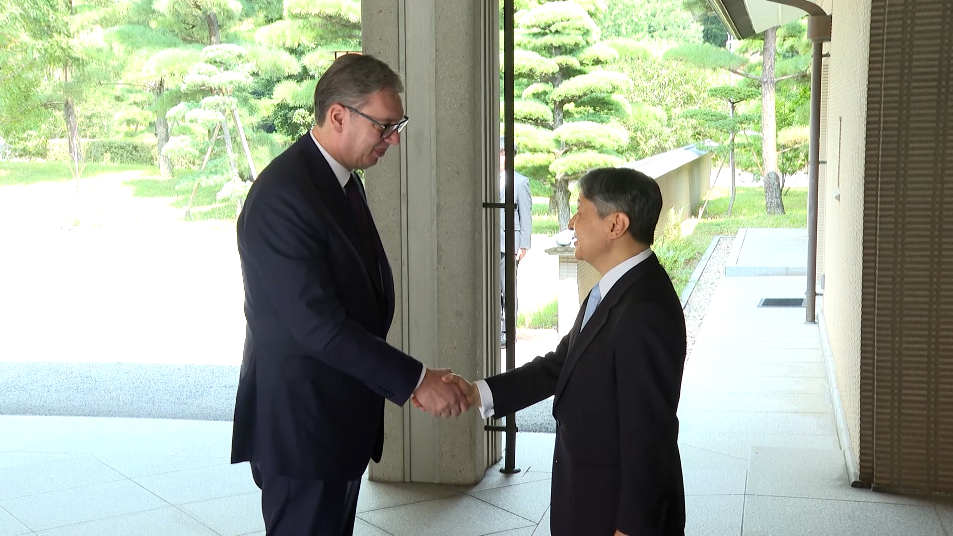 У Царској палати у Токију приређена је аудијенција председника Србије Александра Вучића, приликом које је председника Вучића лично дочекао Његово Величанство јапански цар Нарухито.