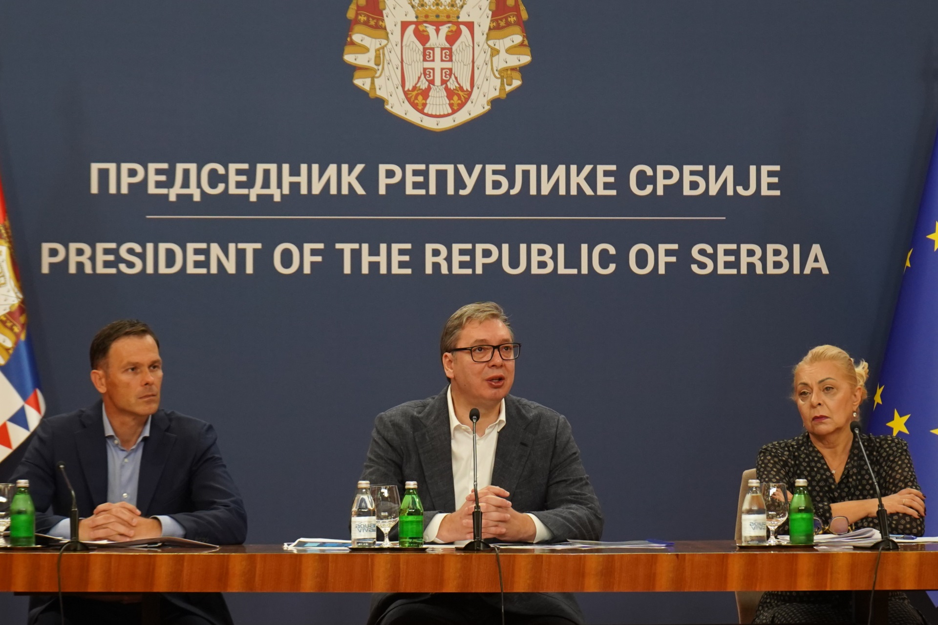 Председник Србије Александар Вучић најавио је данас да ће држава предложити закон о легализацији без компликоване процедуре који ће решити питање 4,8 милиона бесправних објеката до нове године, а за око 70 одсто објеката цена ће бити укупно 100 евра.