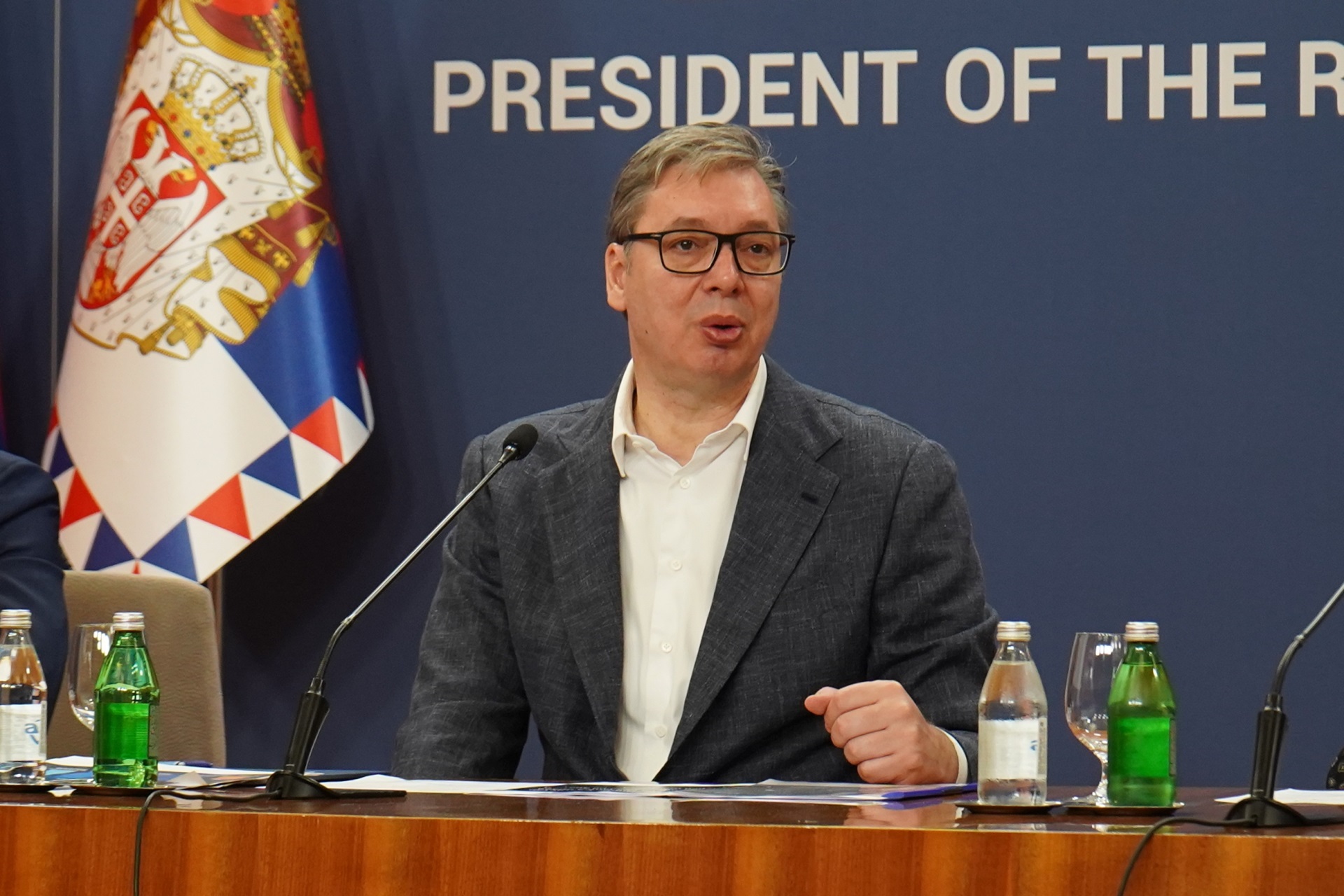 Председник Србије Александар Вучић најавио је данас да ће држава предложити закон о легализацији без компликоване процедуре који ће решити питање 4,8 милиона бесправних објеката до нове године, а за око 70 одсто објеката цена ће бити укупно 100 евра.