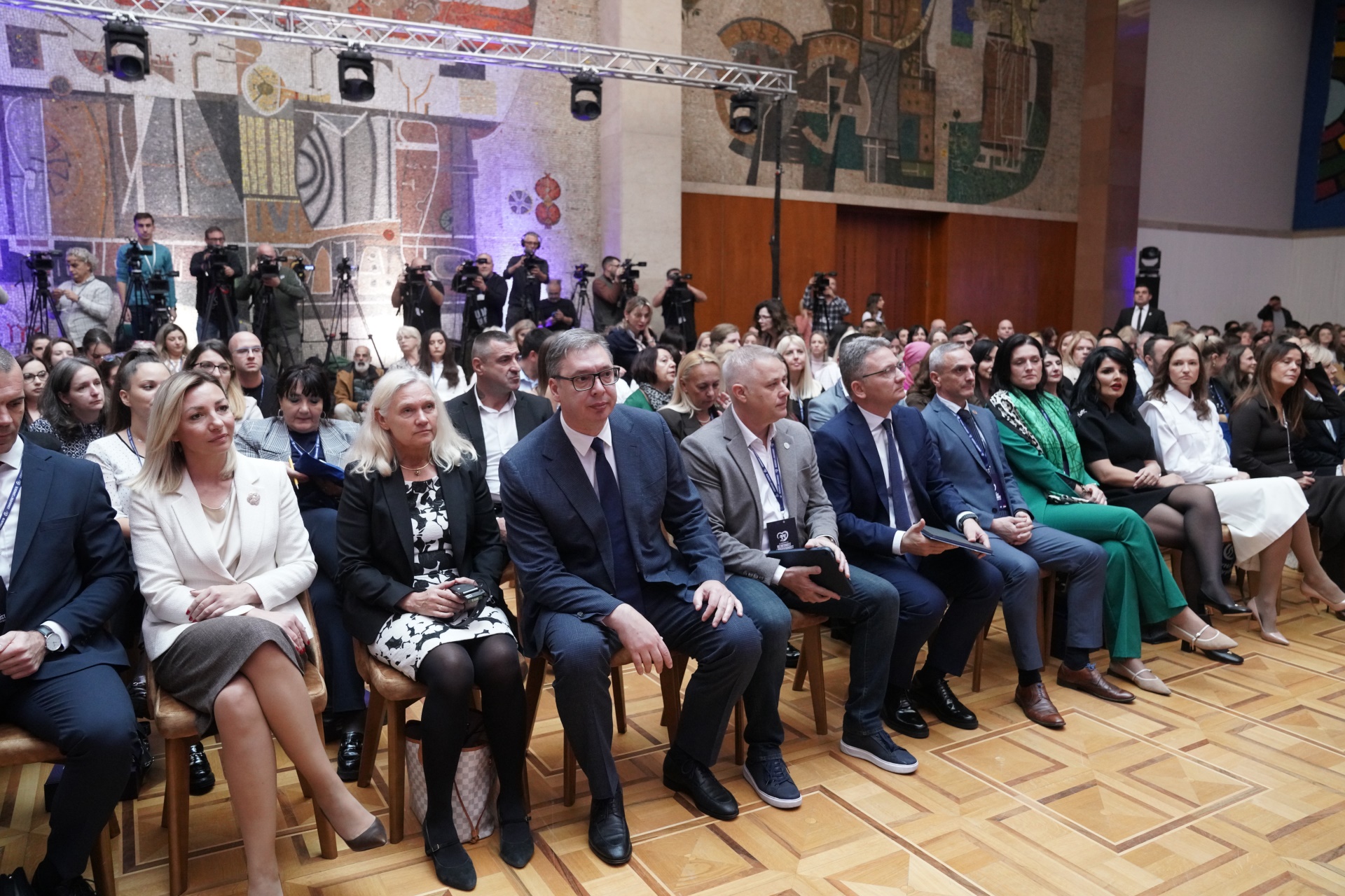 Председник Србије Александар Вучић изјавио је данас, на 10. конференцији о безбедности деце "Безбедност и одговорност", у Палати Србија, да ће бити измењен Кривични законик у делу који се односи на злоупотребе и фабриковање видео и фото садржаја, како би на интернету била заштићена деца, али и сви други.