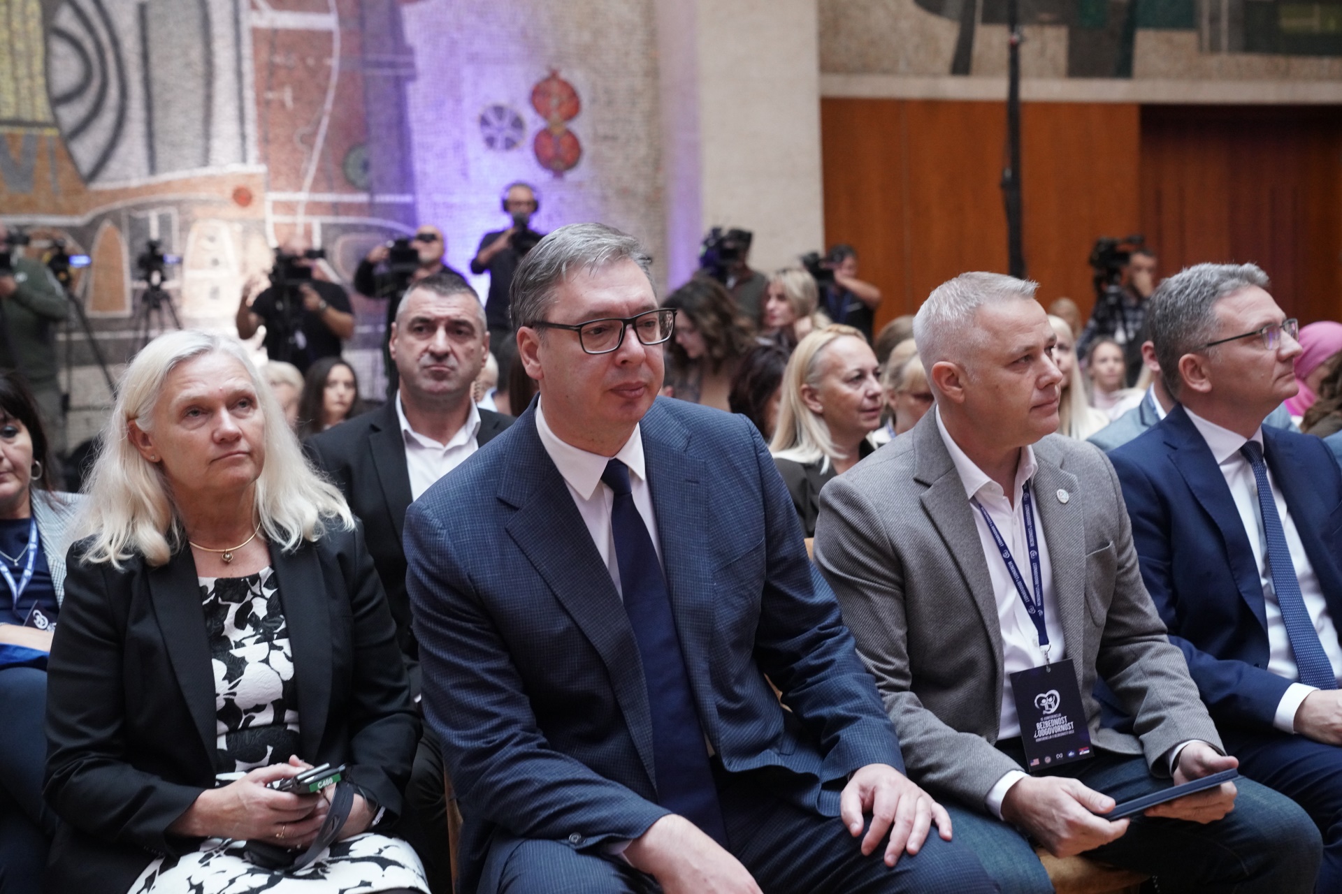 Председник Србије Александар Вучић изјавио је данас, на 10. конференцији о безбедности деце "Безбедност и одговорност", у Палати Србија, да ће бити измењен Кривични законик у делу који се односи на злоупотребе и фабриковање видео и фото садржаја, како би на интернету била заштићена деца, али и сви други.