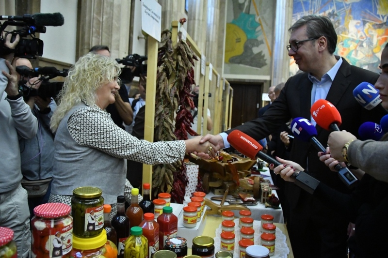 Predsednik Srbije Aleksandar Vucic Zensko preduzetnistvo vazno za opstanak porodica na selu