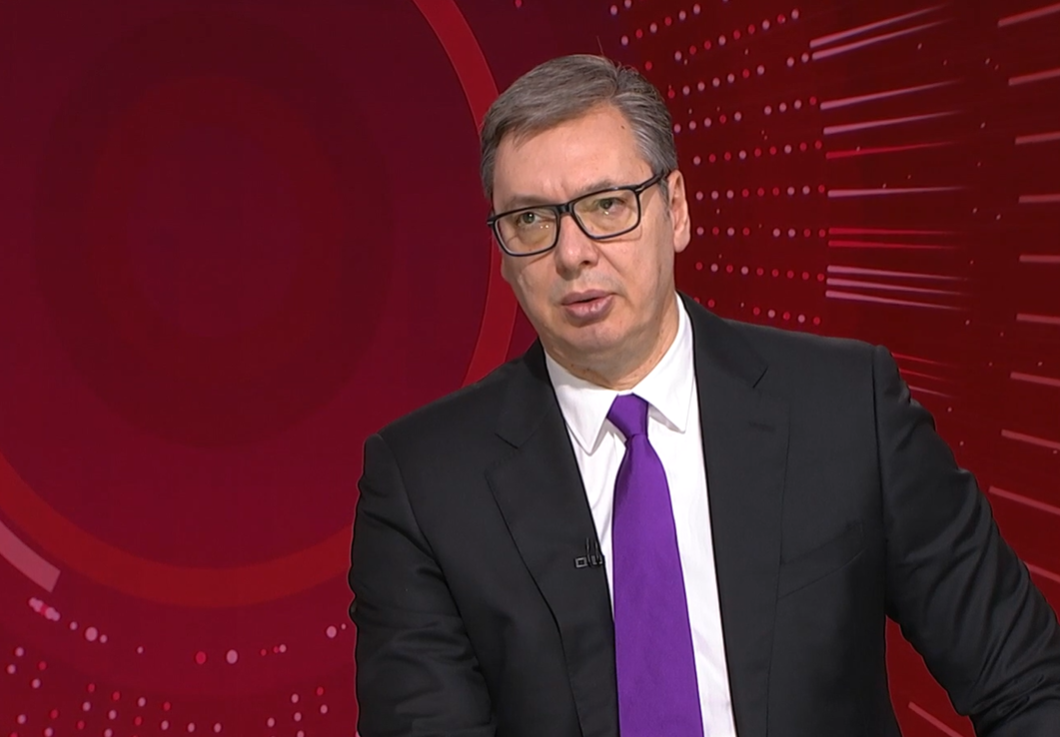 Председник Србије Александар Вучић изјавио је вечерас да се озбиљан хибридни рат води против наше земље већ дуже време и истакао да је до сада било више од 25.000 непријављених скупова, као и да је као председник радио све да сачува мир и стабилност Србије.
