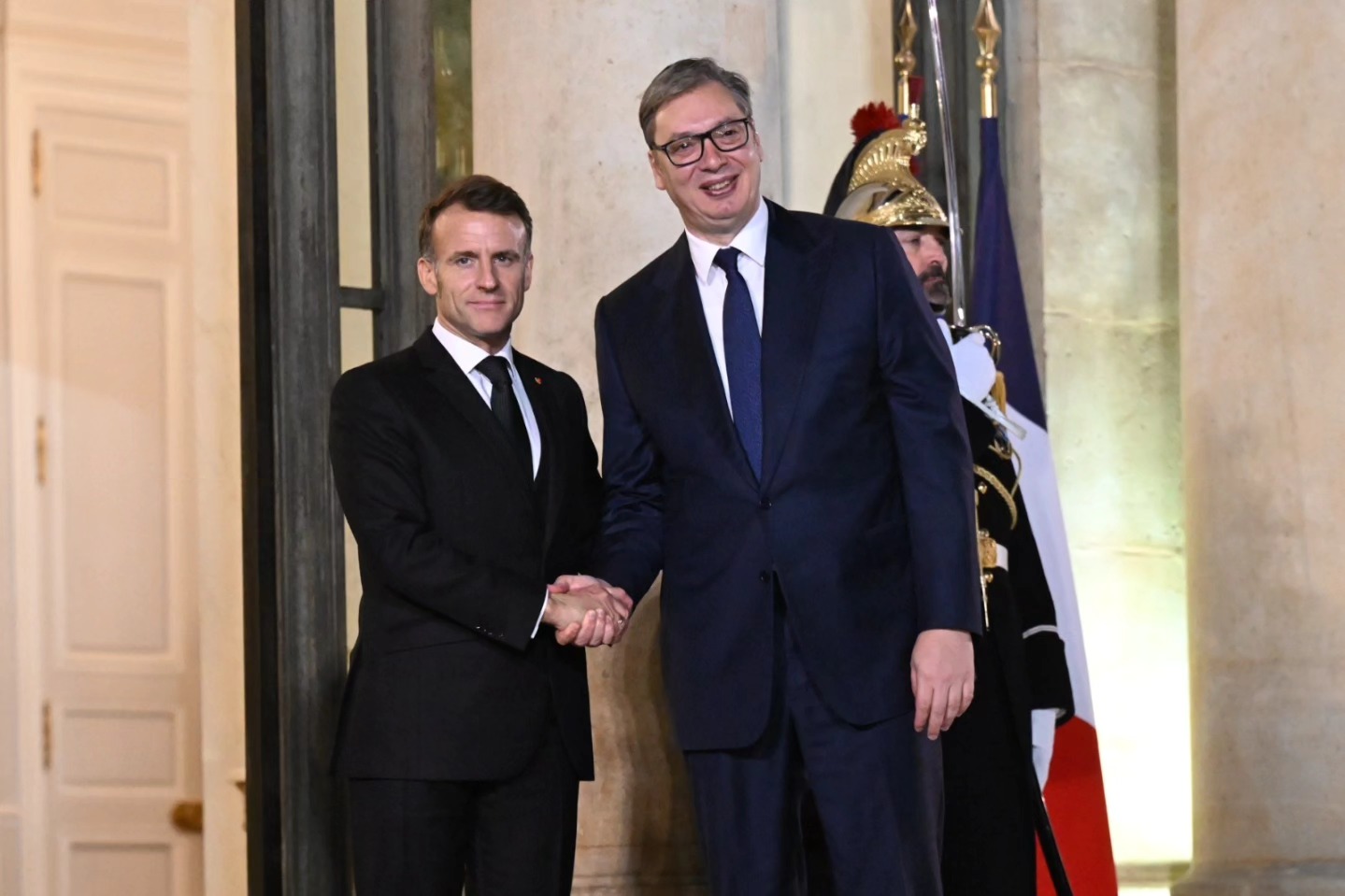 Председник Србије Александар Вучић поручио је вечерас из Париза, где борави на позив председника Француске Емануела Макрона, да очекује отворен разговор са француским председником о односима две земље, као и да ће фокус разговора бити економски односи.