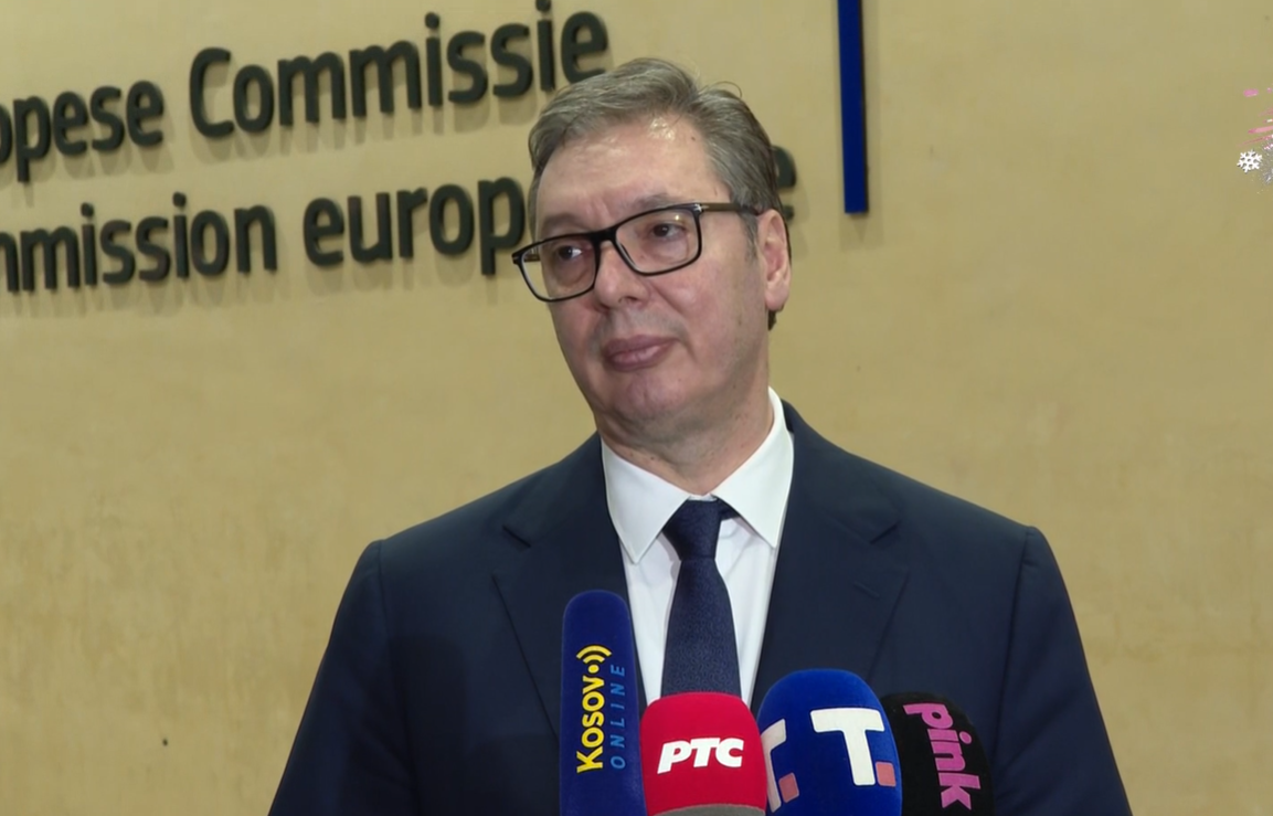 Председник Србије Александар Вучић изјавио је у Бриселу, после радне вечере коју је организовала Урсула фон дер Лајен са Антониом Коштом, да су разговарали о енергетској ситуацији и истакао да ће у Србији ситуација бити све тежа и да је питање само када ће стићи упозорење САД о секундарним санкцијама за банкарски сектор.