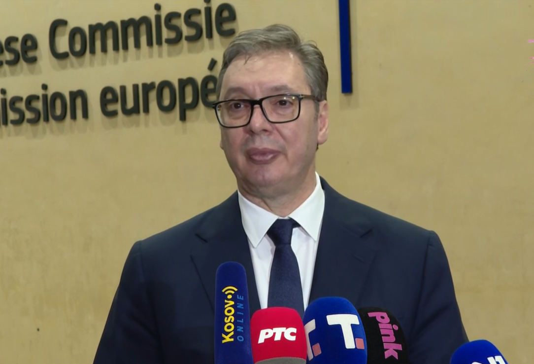 Председник Србије Александар Вучић изјавио је у Бриселу, после радне вечере коју је организовала Урсула фон дер Лајен са Антониом Коштом, да су разговарали о енергетској ситуацији и истакао да ће у Србији ситуација бити све тежа и да је питање само када ће стићи упозорење САД о секундарним санкцијама за банкарски сектор.