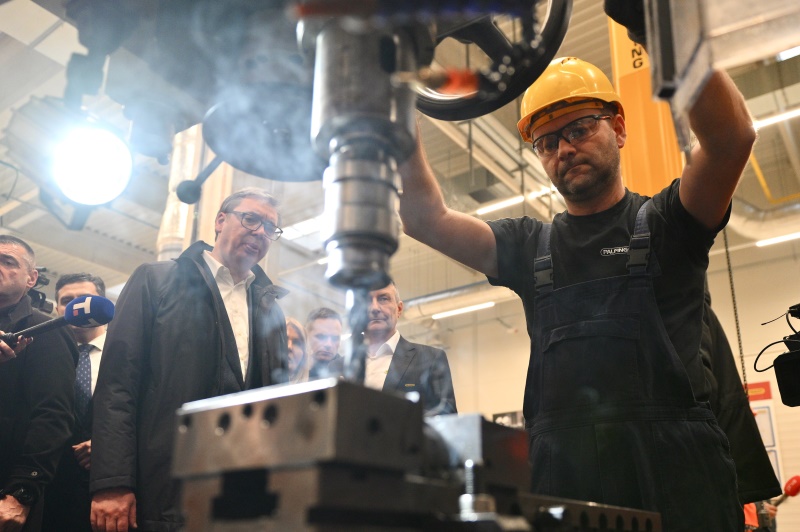 Predsednik Srbije Aleksandar Vucic Plate u "Palfingeru" iznad proseka