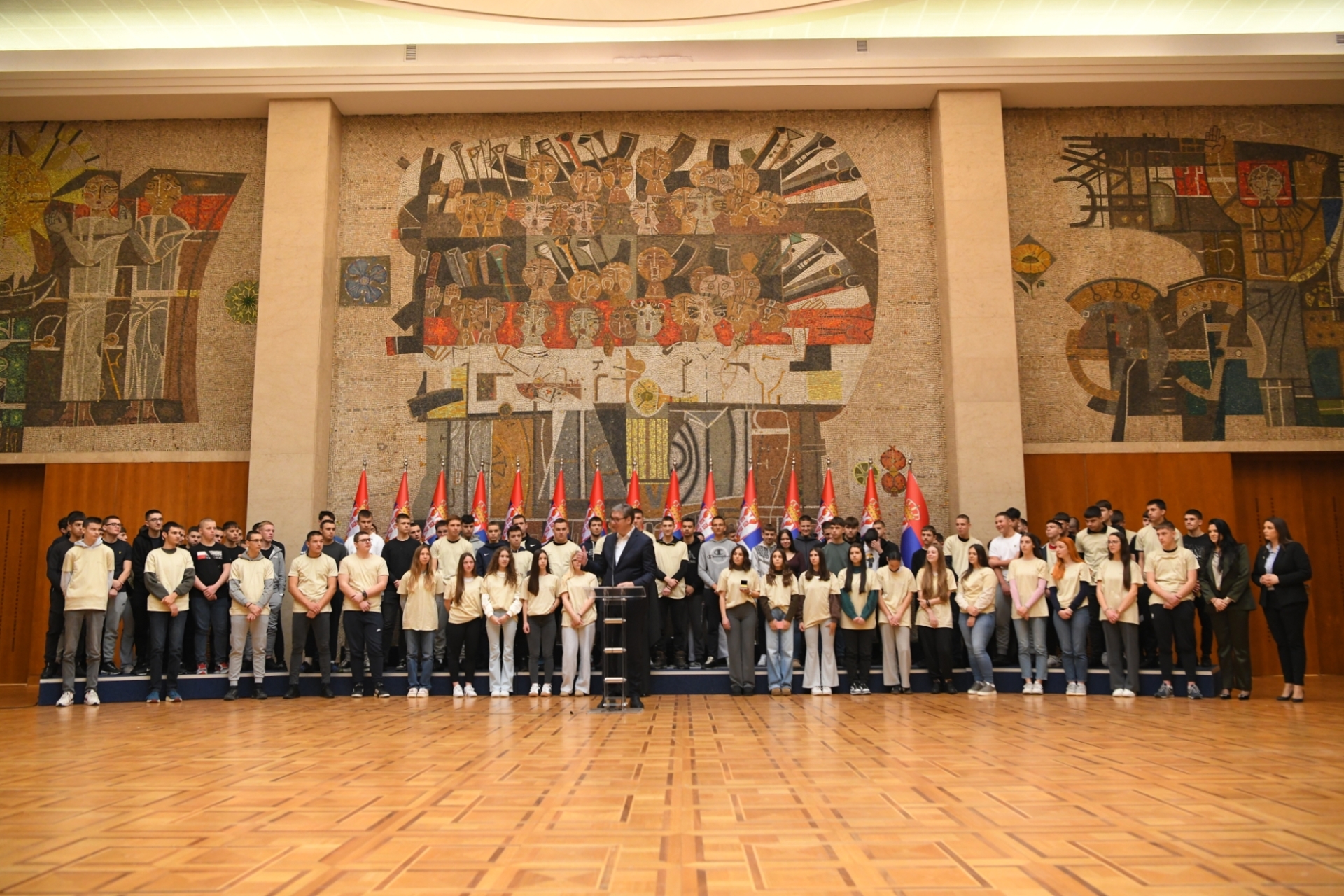 Председник Србије Александар Вучић изјавио је данас, на пријему за ученике Техничке школе "Никола Тесла" из Вуковара који бораве у Београду, да су корени најважнији ослонац сваког човека и сигуран пут ка будућности.