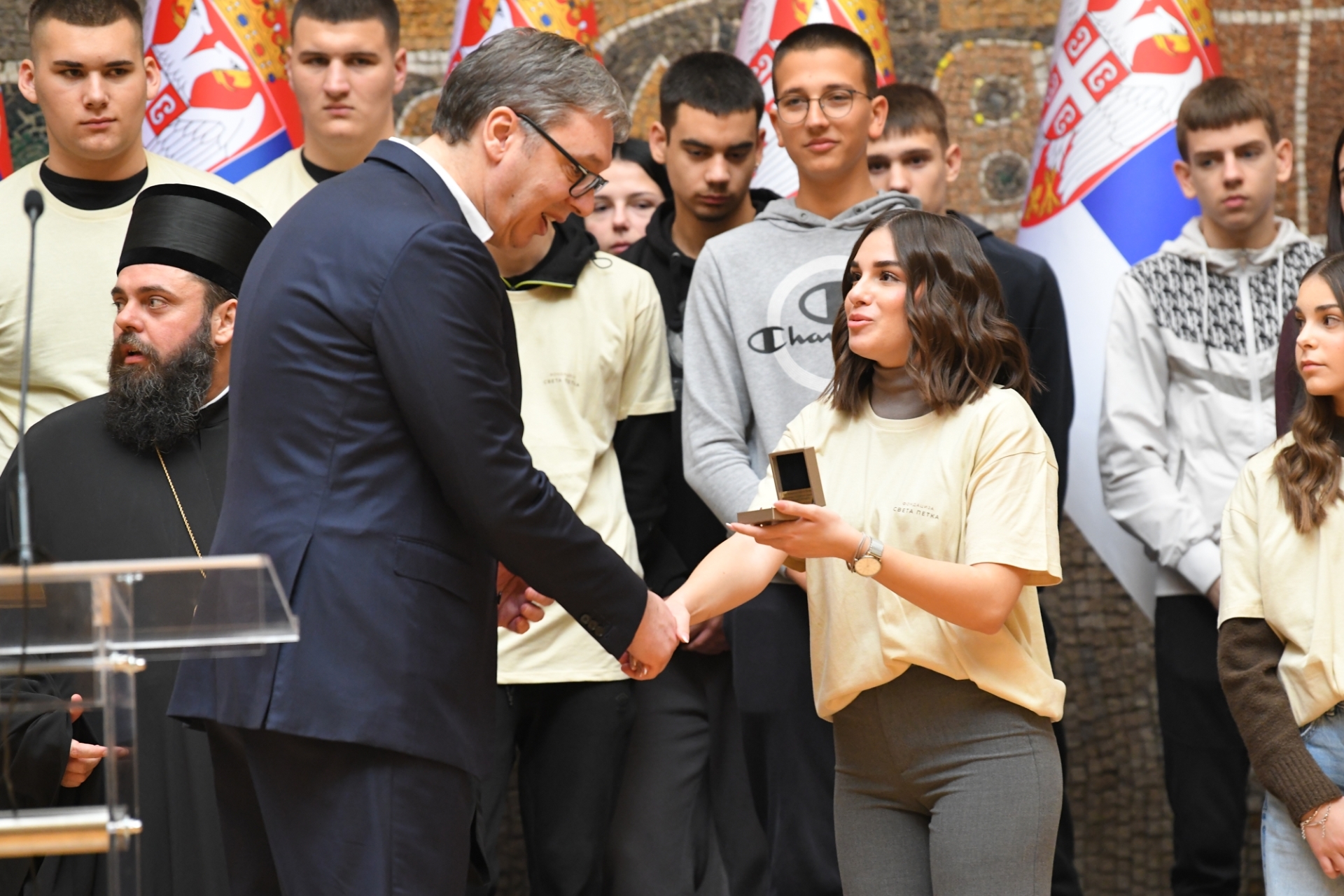 Председник Србије Александар Вучић изјавио је данас, на пријему за ученике Техничке школе "Никола Тесла" из Вуковара који бораве у Београду, да су корени најважнији ослонац сваког човека и сигуран пут ка будућности.