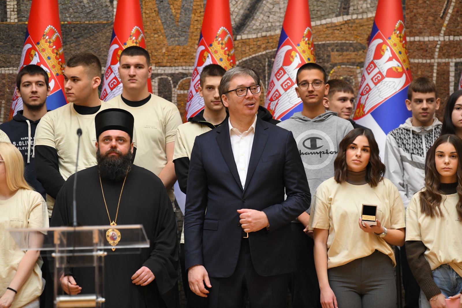 Председник Србије Александар Вучић изјавио је данас, на пријему за ученике Техничке школе "Никола Тесла" из Вуковара који бораве у Београду, да су корени најважнији ослонац сваког човека и сигуран пут ка будућности.