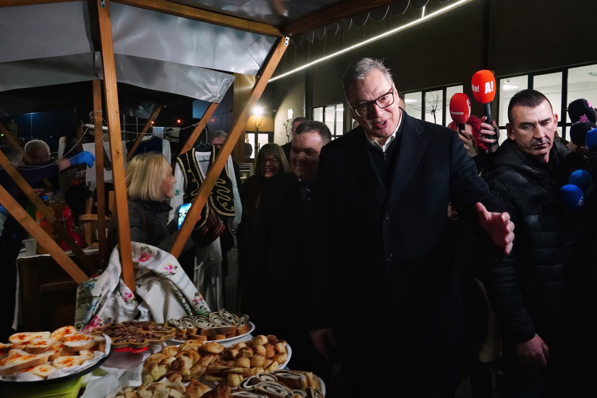 Председник Србије Александар Вучић изјавио је вечерас у Путинцима код Руме да ће пензионерима 4. и 5. јануара бити исплаћене пензије које су увећане од децембра и најавио да ће пензије наставити да расту и следеће године.