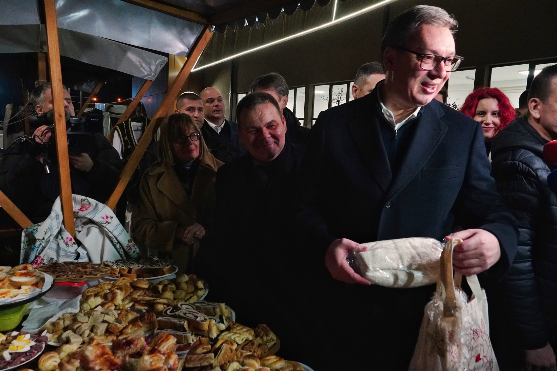 Председник Вучић изјавио је вечерас на отварању нове спортске хале у Путинцима код Руме, да ће грађани за годину дана донети одлуку да ли хоће Србију у будућности или блокадерску прошлост.