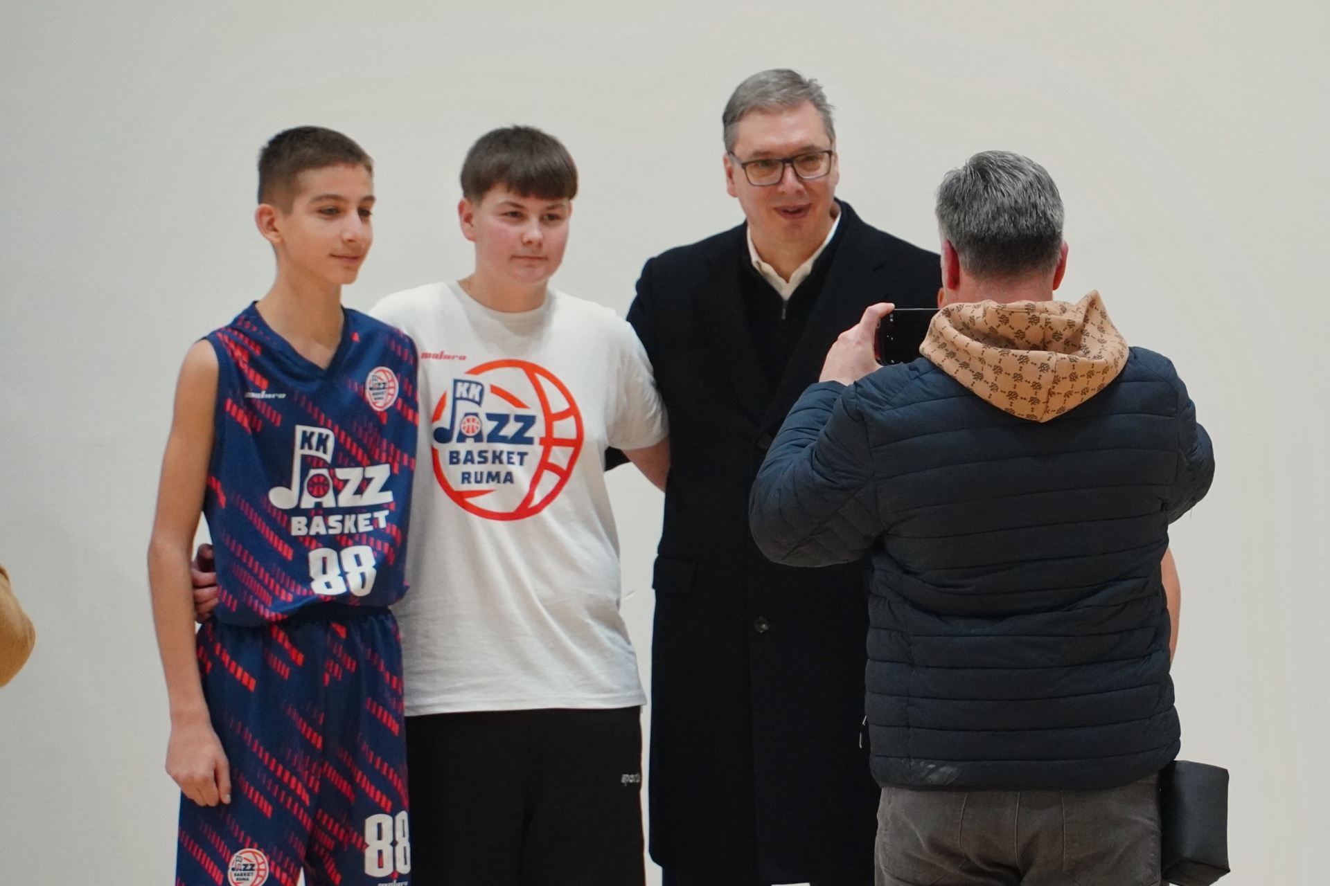 Председник Србије Александар Вучић изјавио је вечерас у Путинцима код Руме да ће пензионерима 4. и 5. јануара бити исплаћене пензије које су увећане од децембра и најавио да ће пензије наставити да расту и следеће године.