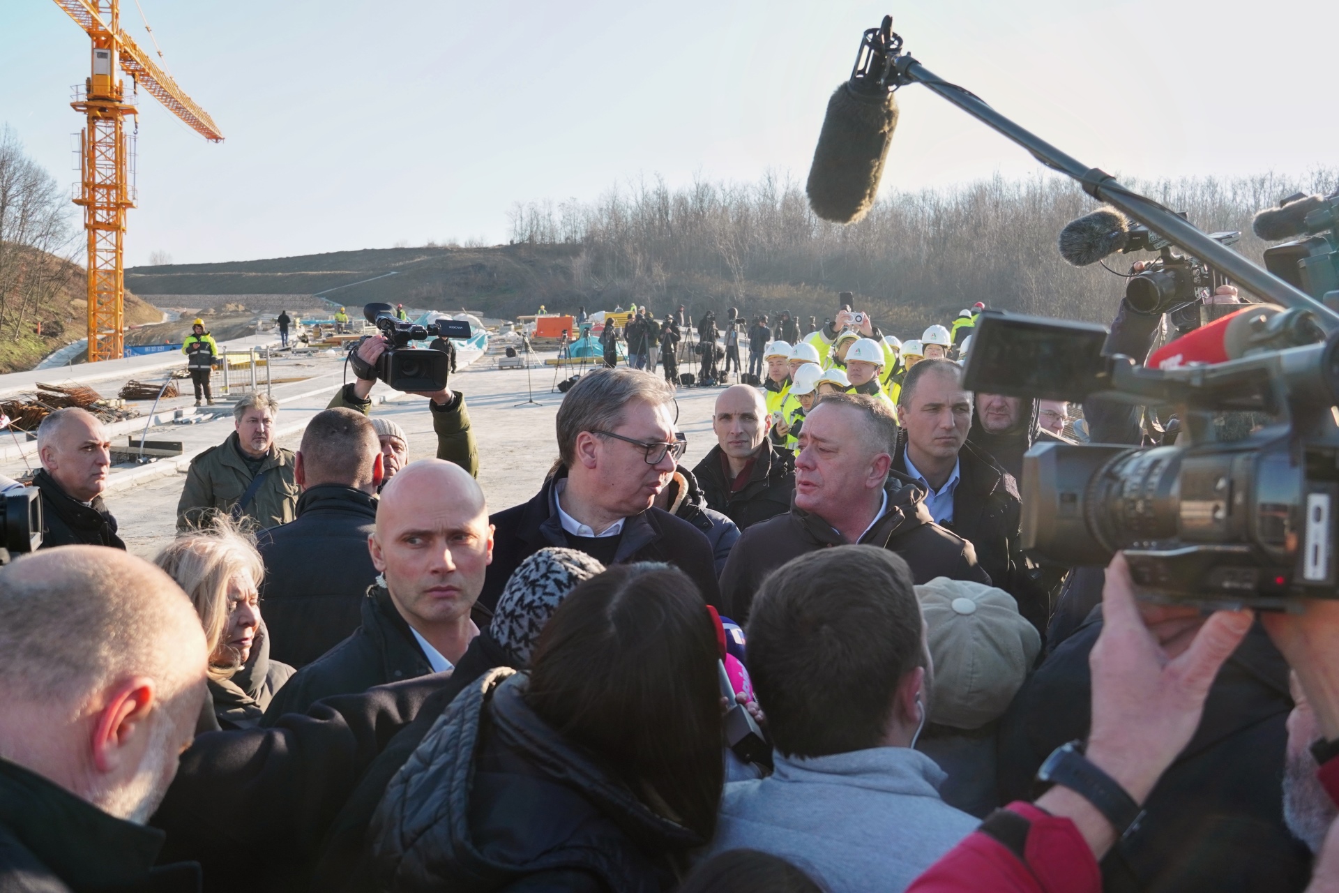 Председник Републике Србије Александар Вучић изјавио је да је план да радови на изградњи дела Дунавског коридора, односно на брзој саобраћајници од ауто-пута Е75 до Пожаревца, Великог Градишта и Голупца буду готови до краја 2026. године.