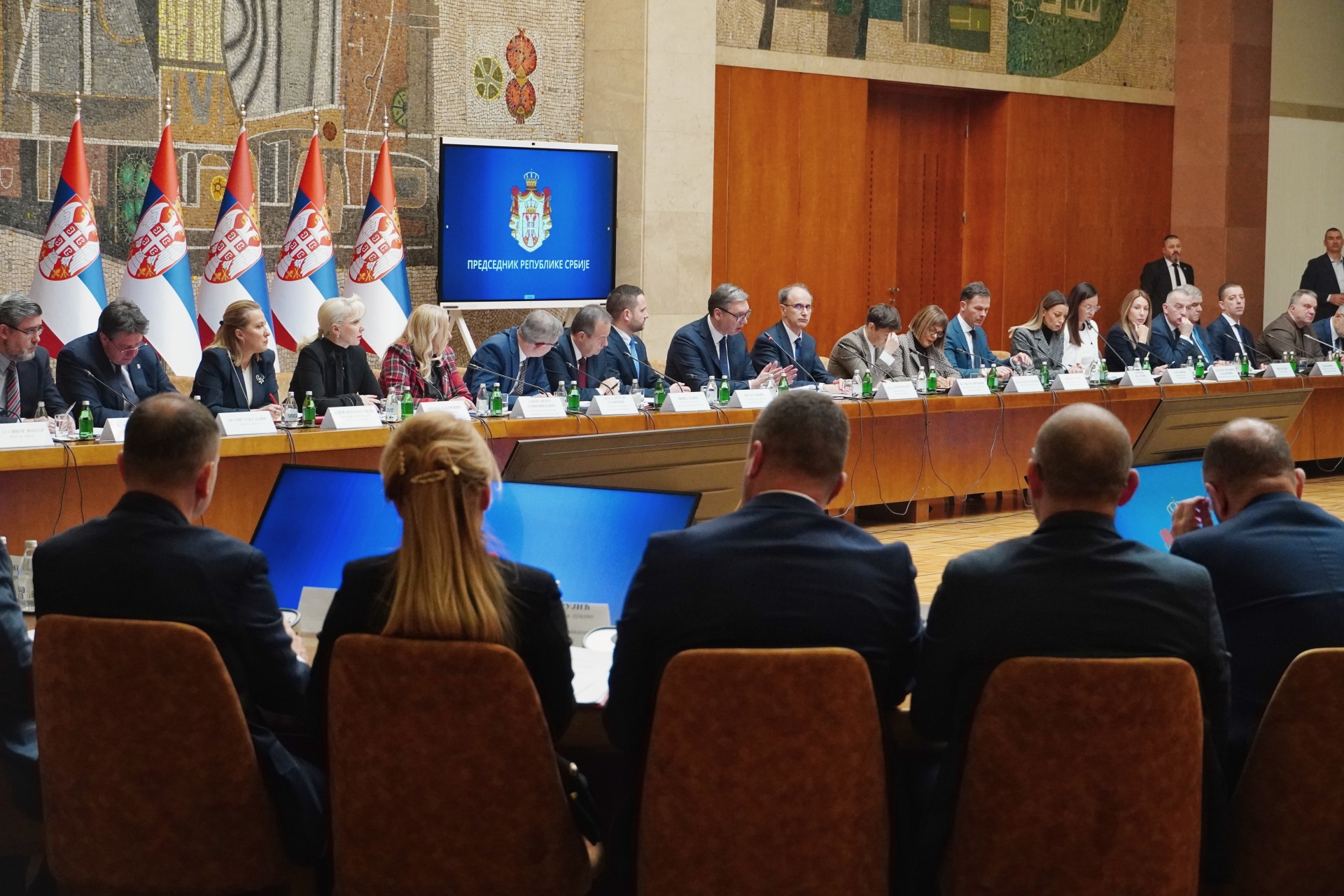 Председник Србије Александар Вучић поручио је данас директорима јавних предузећа да оду са тих позиција уколико немају вољу и жељу да мењају ствари.