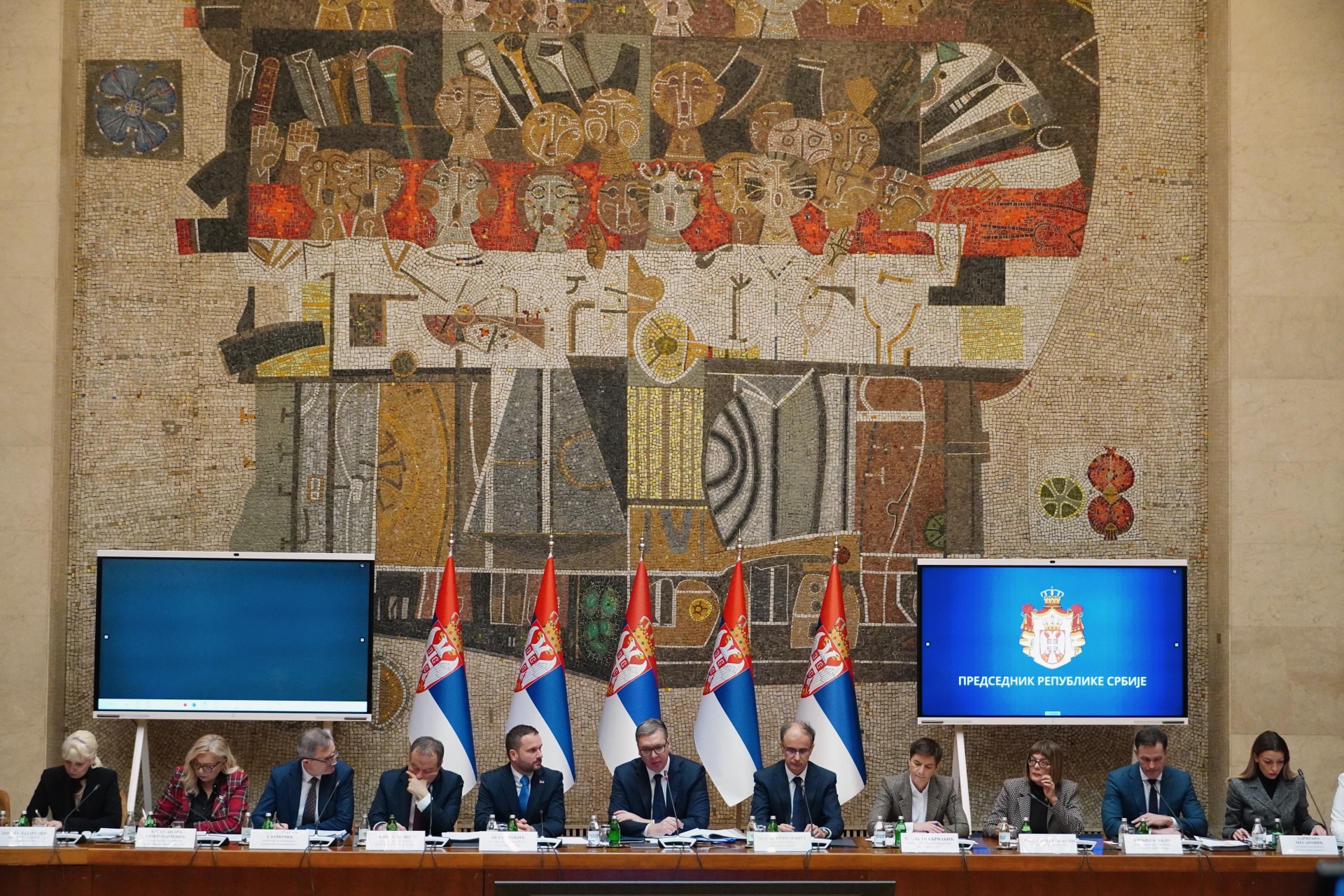 Председник Србије Александар Вучић поручио је данас директорима јавних предузећа да оду са тих позиција уколико немају вољу и жељу да мењају ствари.