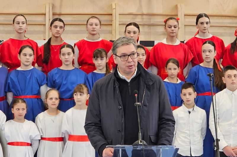 Predsednik Srbije Aleksandar Vucic deca u Velikoj Drenovi dobijaju modernu skolu