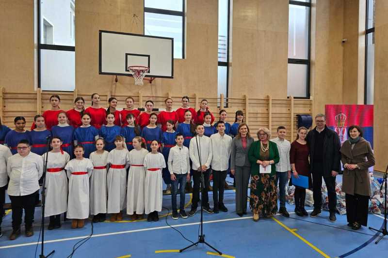 Predsednik Srbije Aleksandar Vucic deca u Velikoj Drenovi dobijaju modernu skolu